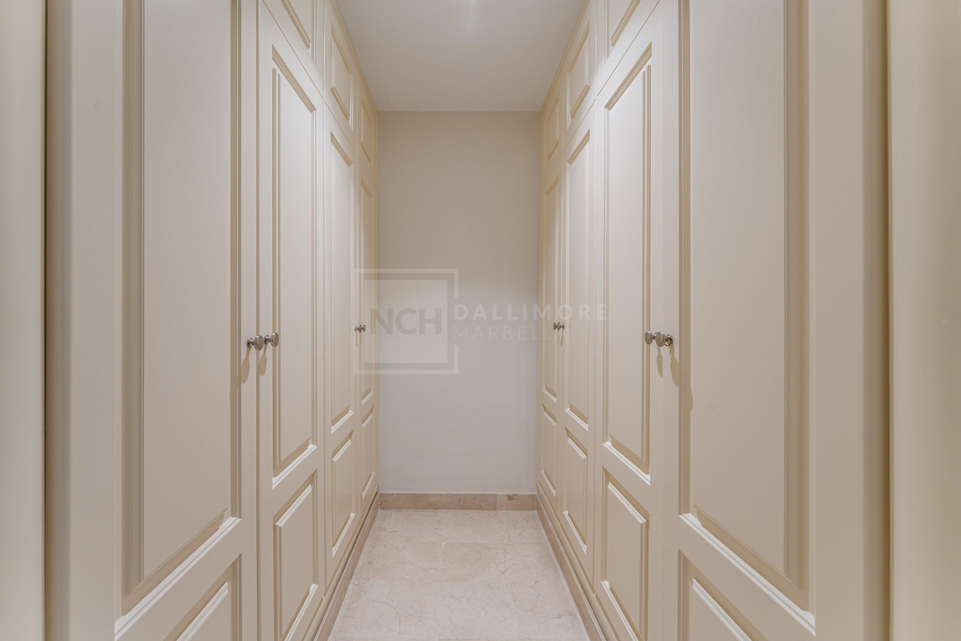 Elegante apartamento de 3 dormitorios con jardín en Sierra Blanca, con piscinas y seguridad 24 horas
