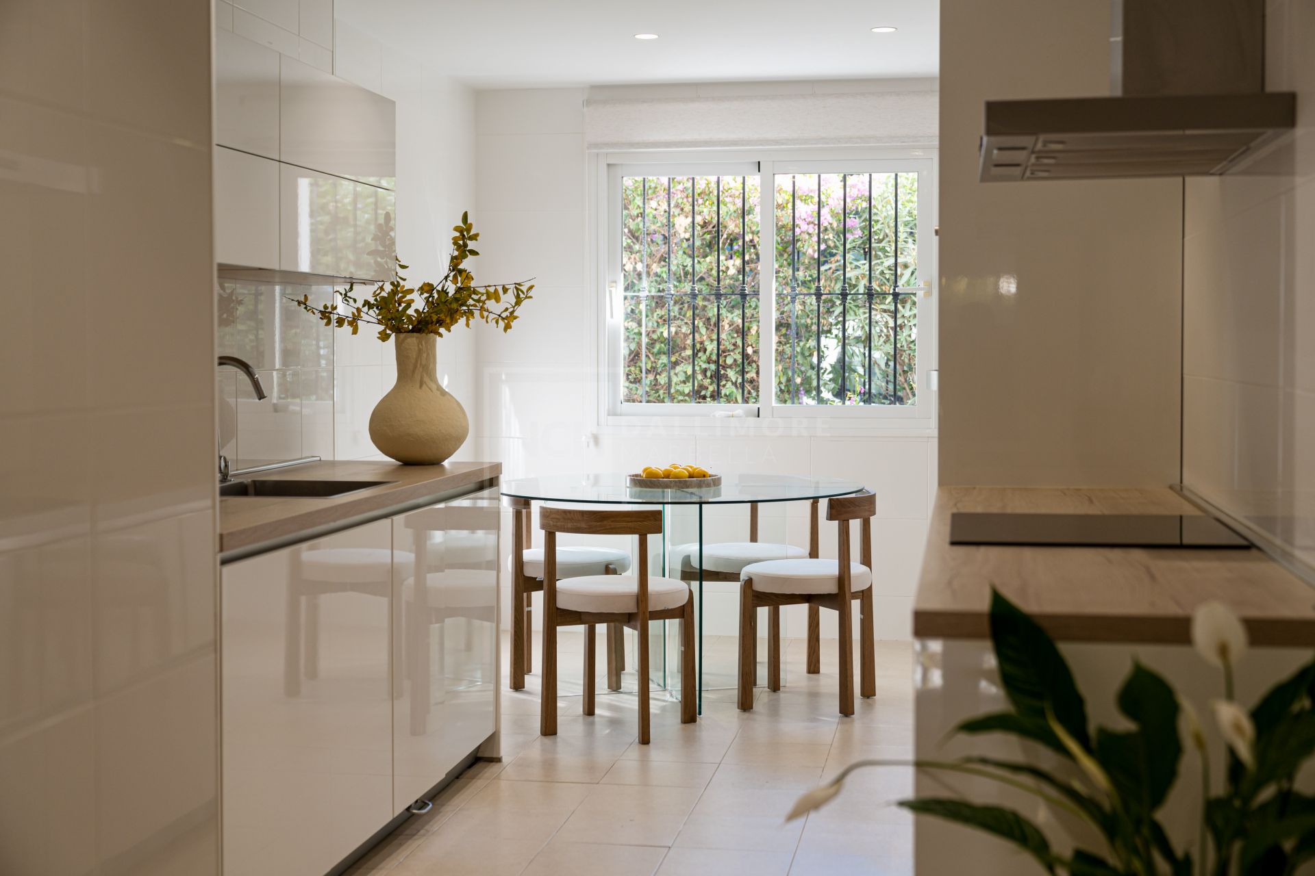 Elegante apartamento de 3 dormitorios con jardín en Sierra Blanca, con piscinas y seguridad 24 horas