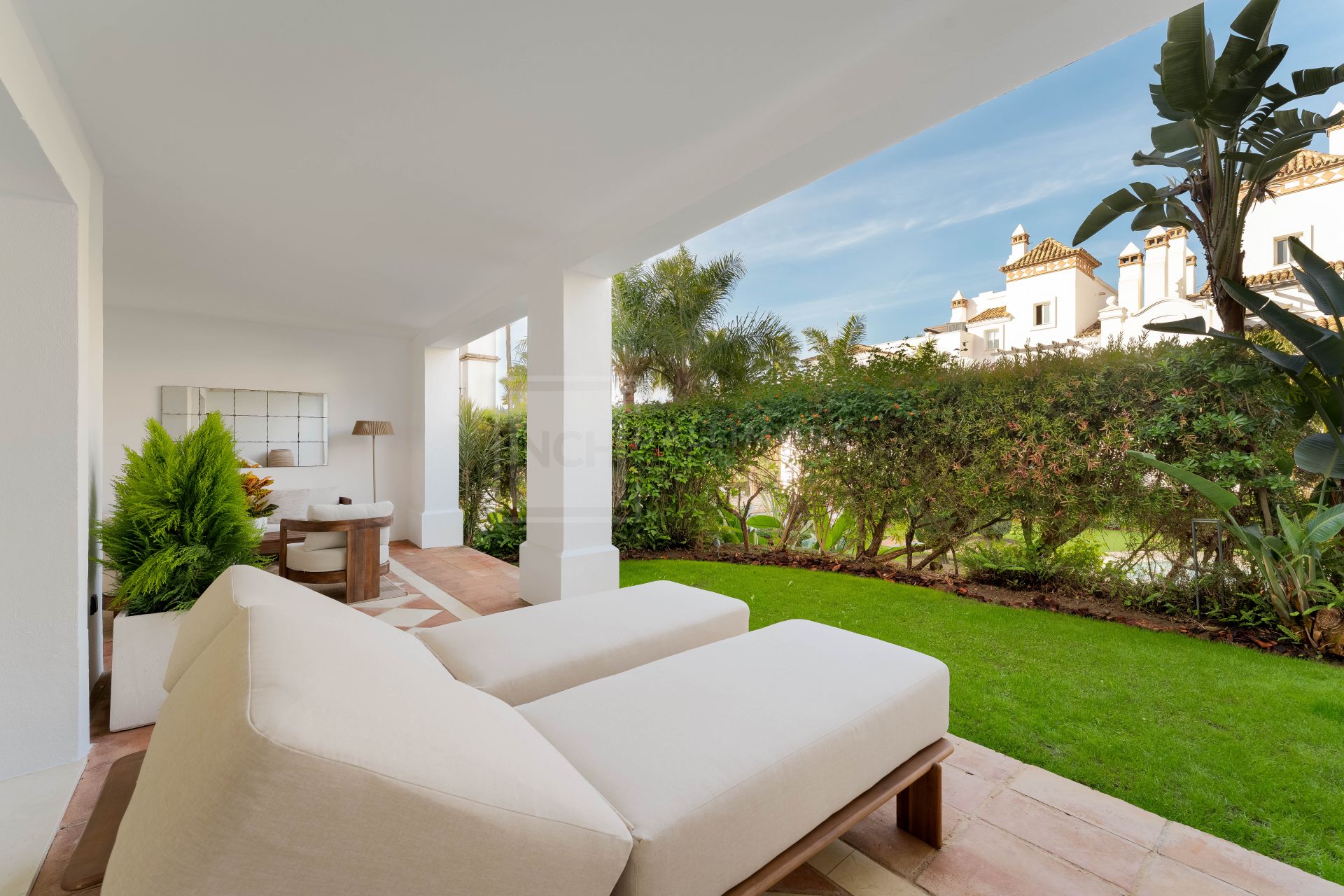 Elegante apartamento de 3 dormitorios con jardín en Sierra Blanca, con piscinas y seguridad 24 horas