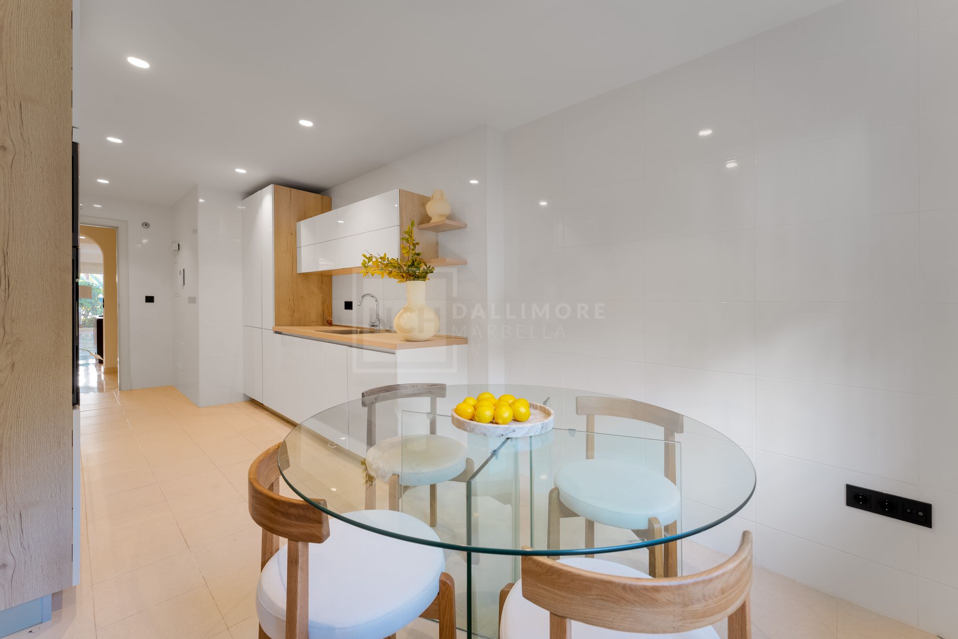 Elegante apartamento de 3 dormitorios con jardín en Sierra Blanca, con piscinas y seguridad 24 horas