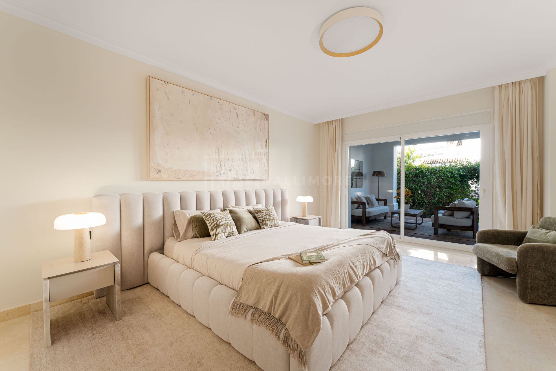 Elegante apartamento de 3 dormitorios con jardín en Sierra Blanca, con piscinas y seguridad 24 horas