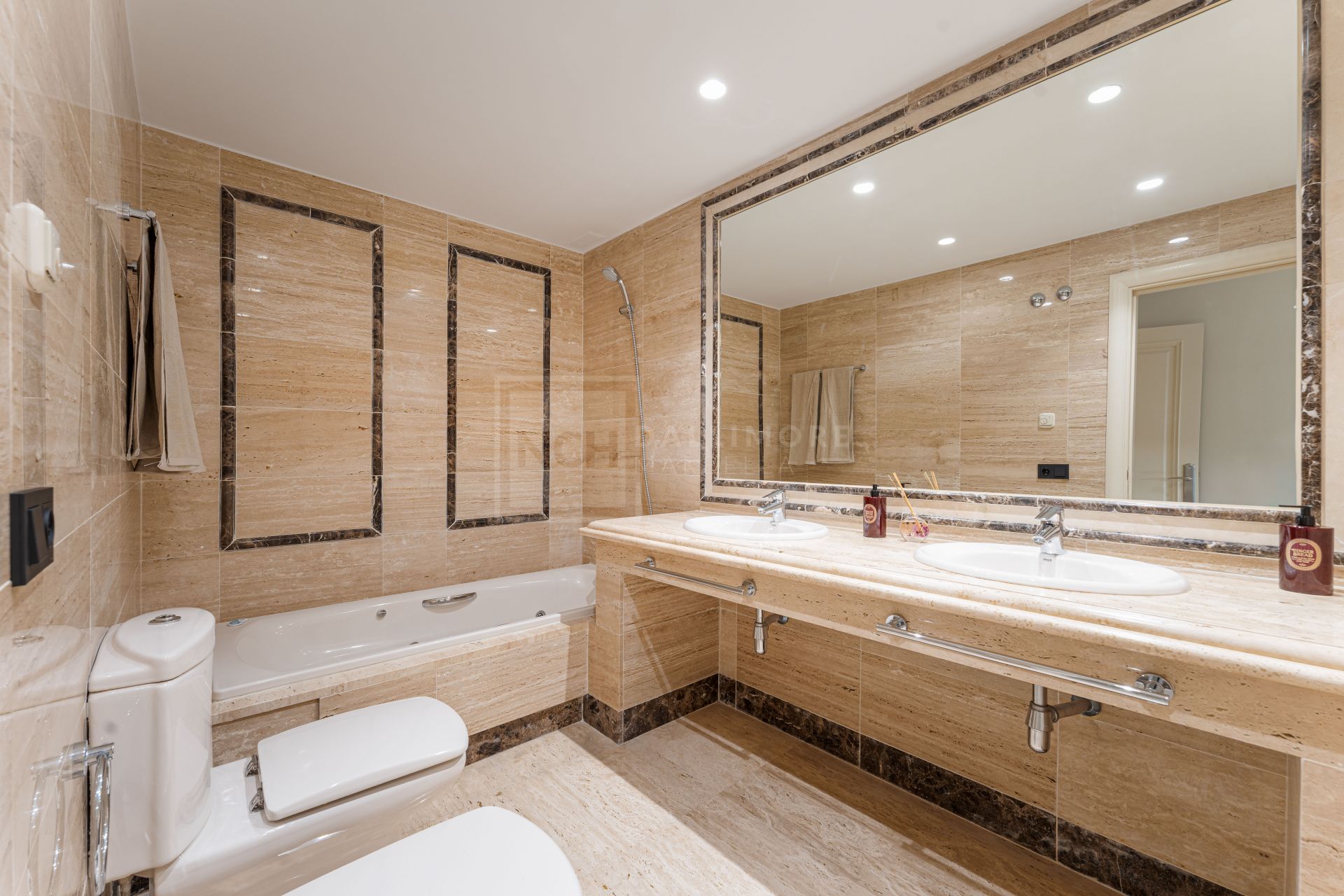 Elegante apartamento de 3 dormitorios con jardín en Sierra Blanca, con piscinas y seguridad 24 horas
