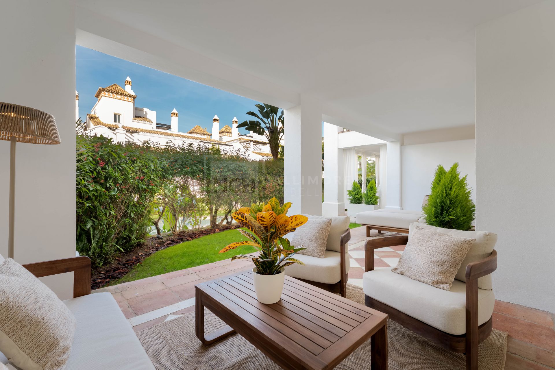 Elegante apartamento de 3 dormitorios con jardín en Sierra Blanca, con piscinas y seguridad 24 horas