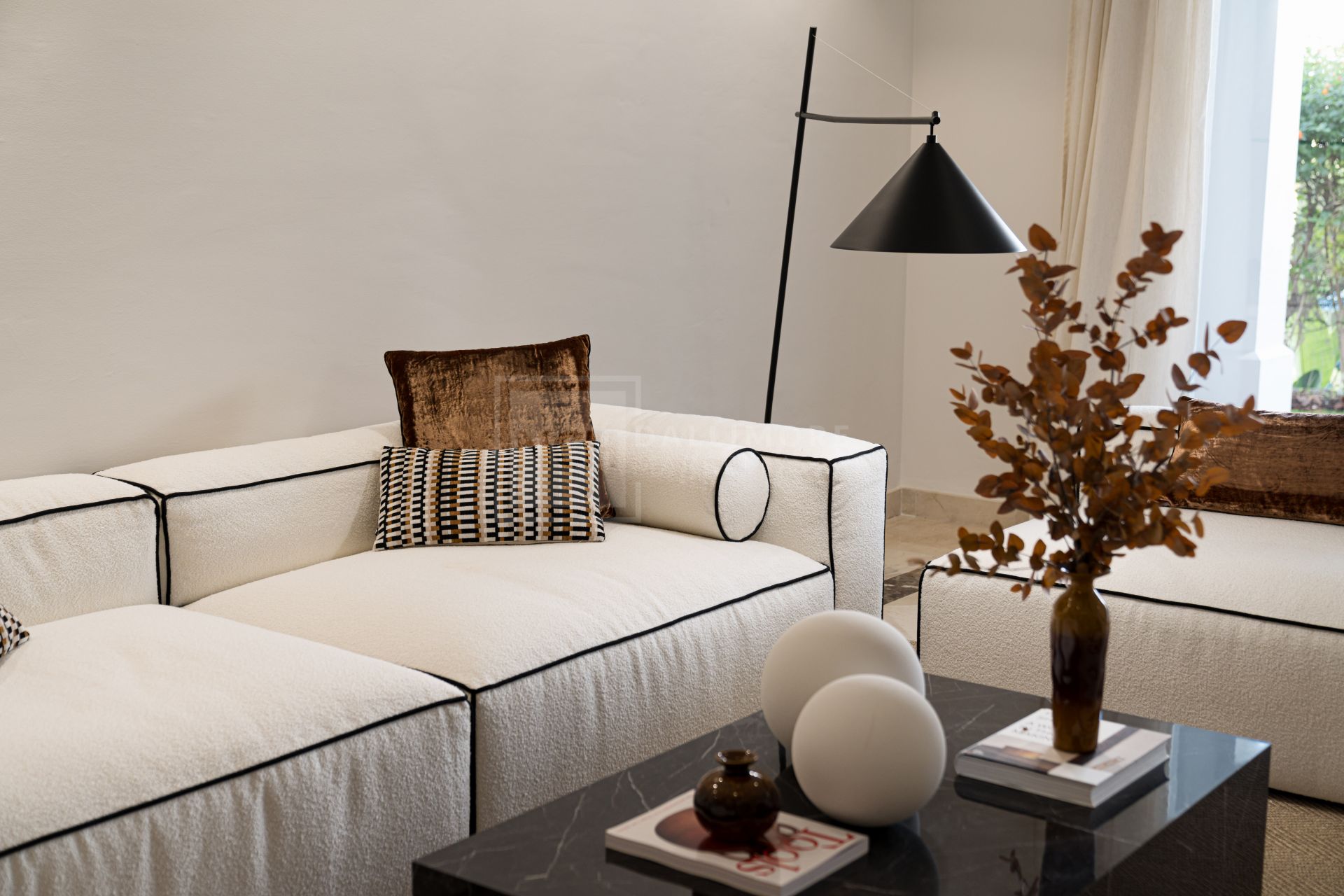 Elegante apartamento de 3 dormitorios con jardín en Sierra Blanca, con piscinas y seguridad 24 horas