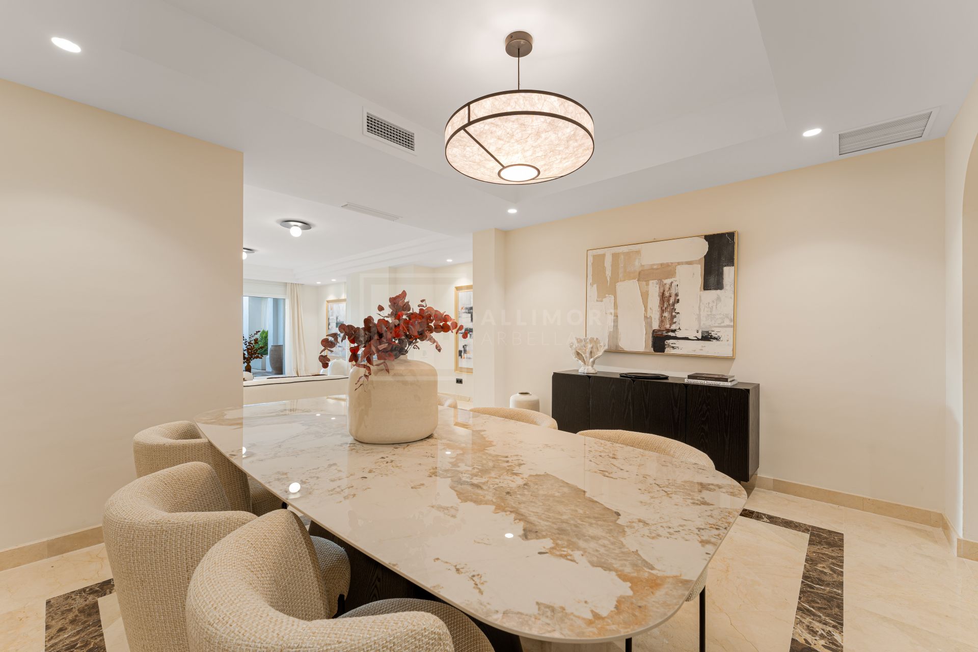 Elegante apartamento de 3 dormitorios con jardín en Sierra Blanca, con piscinas y seguridad 24 horas