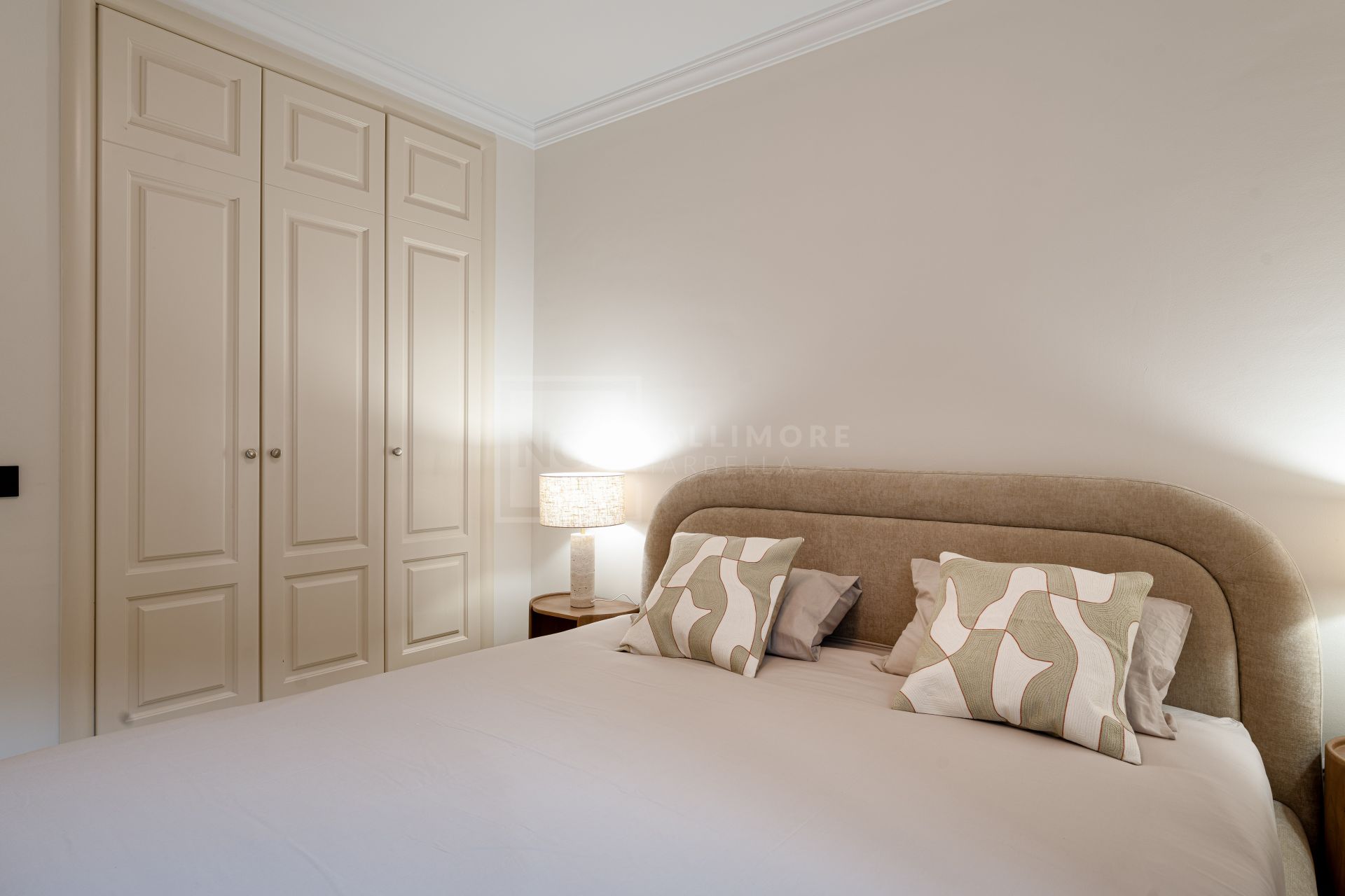 Elegante apartamento de 3 dormitorios con jardín en Sierra Blanca, con piscinas y seguridad 24 horas