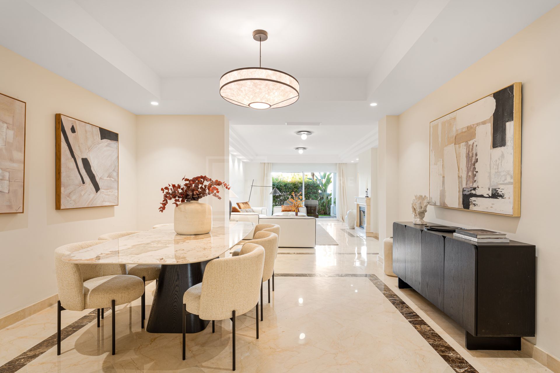Elegante apartamento de 3 dormitorios con jardín en Sierra Blanca, con piscinas y seguridad 24 horas