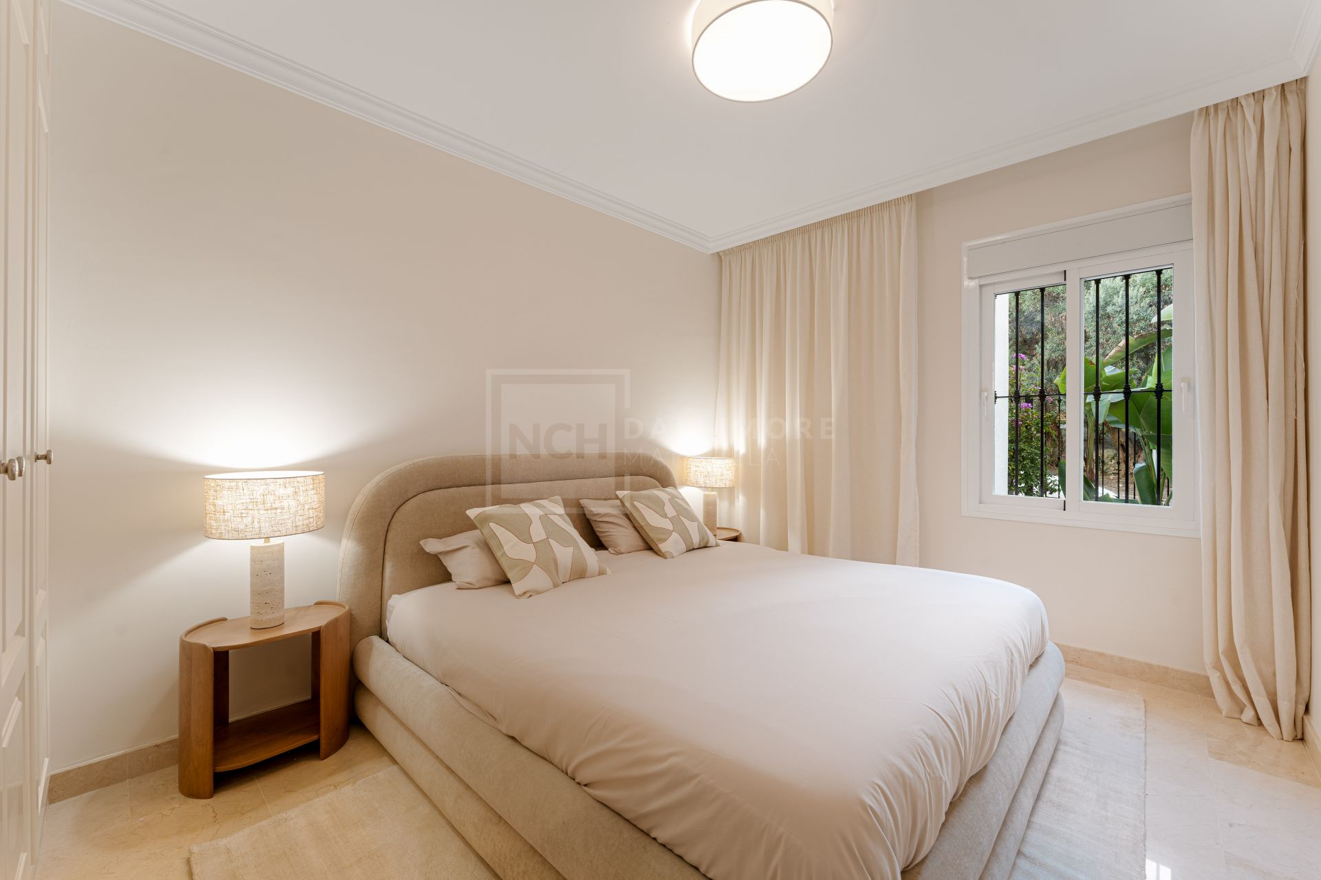 Elegante apartamento de 3 dormitorios con jardín en Sierra Blanca, con piscinas y seguridad 24 horas