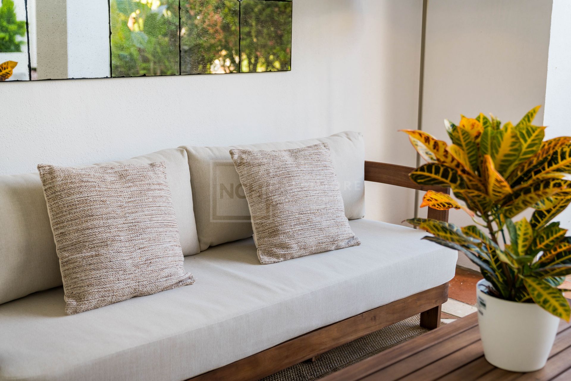 Elegante apartamento de 3 dormitorios con jardín en Sierra Blanca, con piscinas y seguridad 24 horas