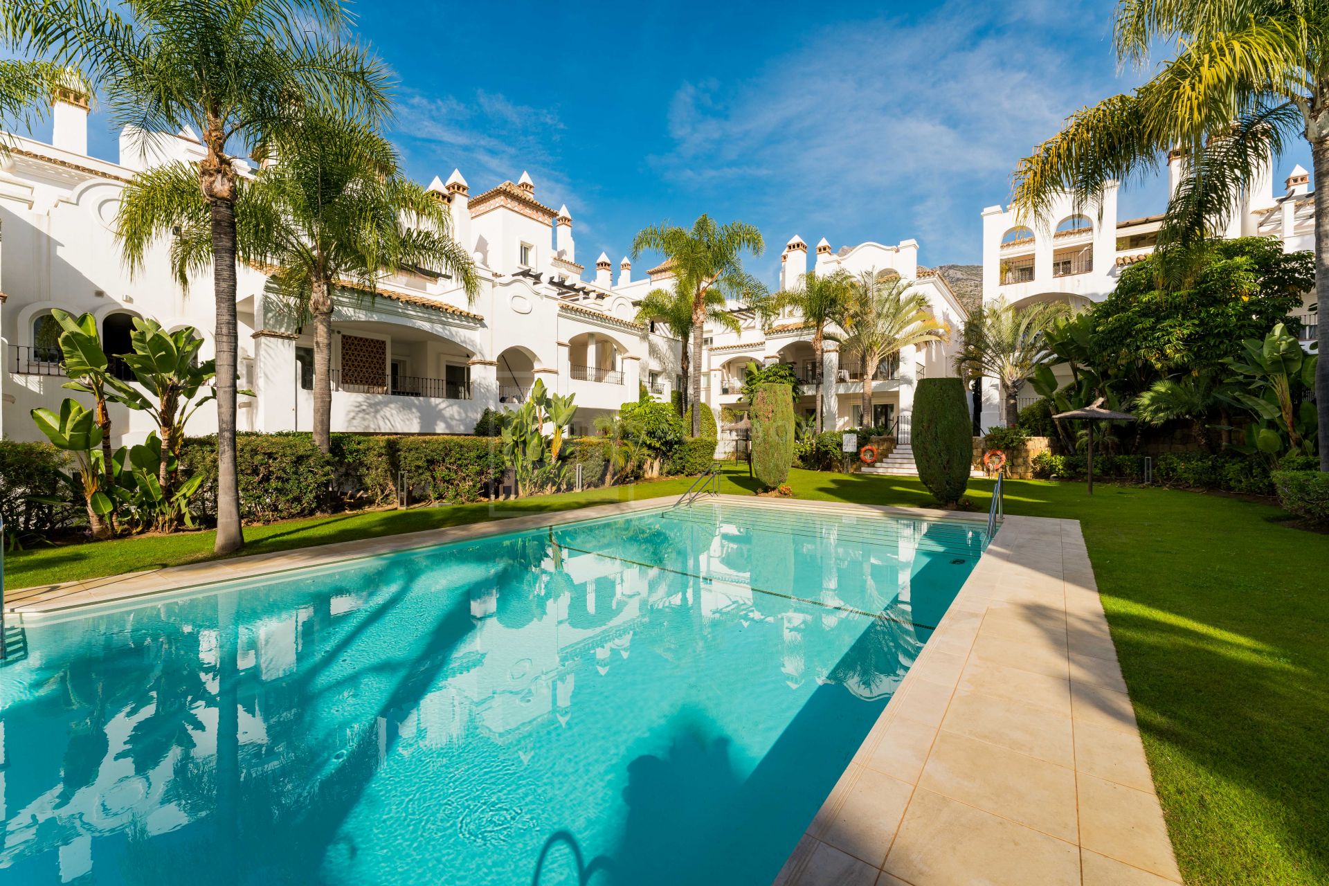 Elegante apartamento de 3 dormitorios con jardín en Sierra Blanca, con piscinas y seguridad 24 horas