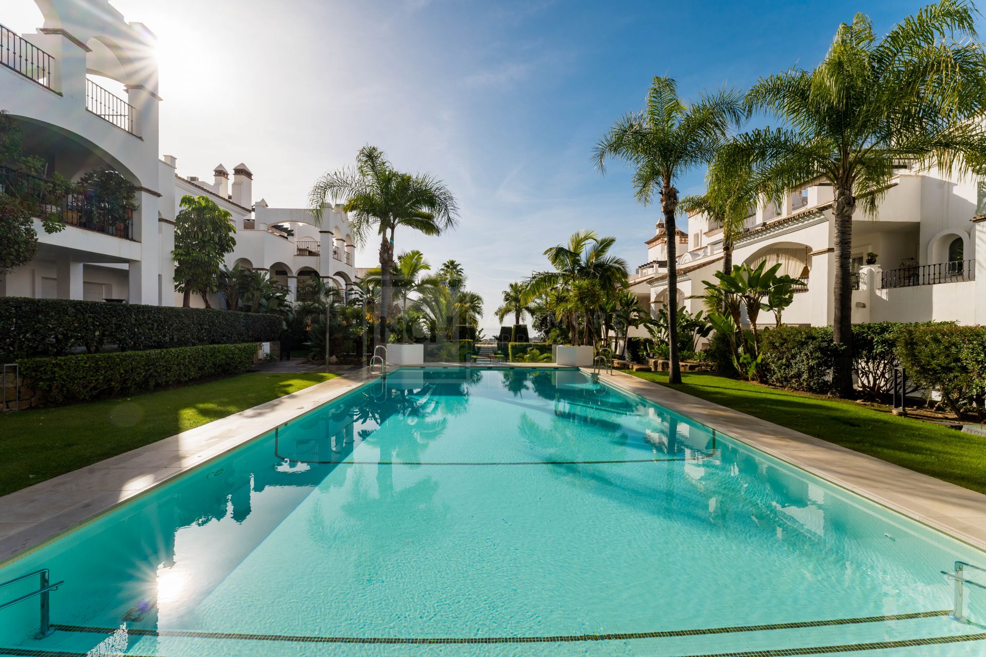 Elegante apartamento de 3 dormitorios con jardín en Sierra Blanca, con piscinas y seguridad 24 horas