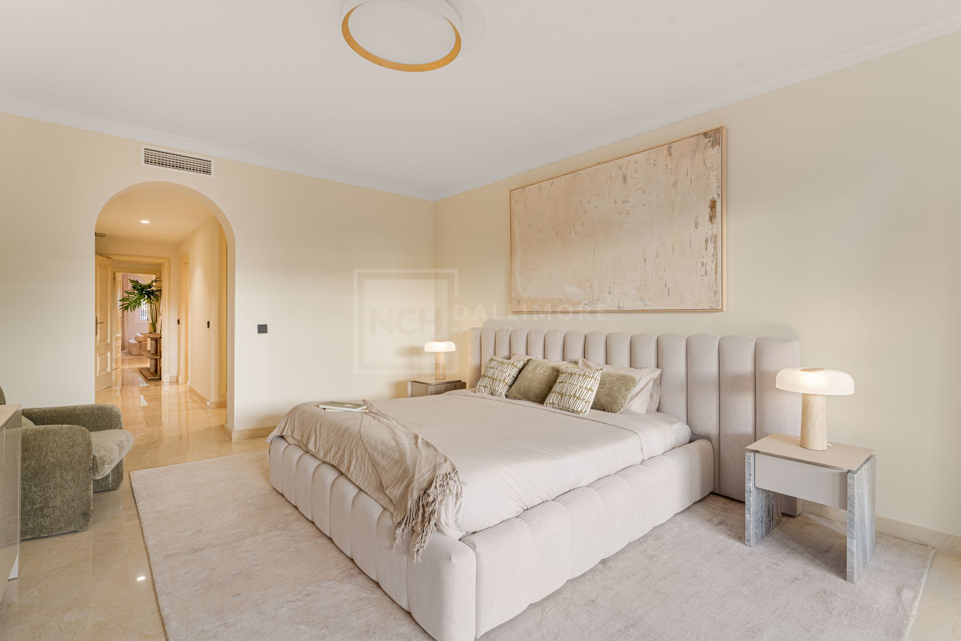 Elegante apartamento de 3 dormitorios con jardín en Sierra Blanca, con piscinas y seguridad 24 horas