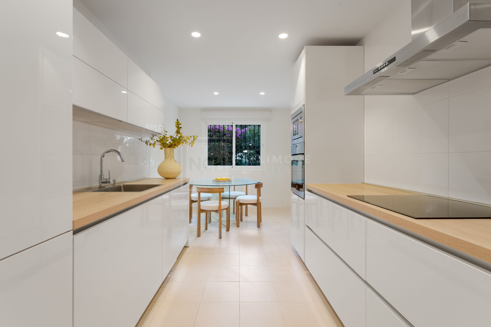 Elegante apartamento de 3 dormitorios con jardín en Sierra Blanca, con piscinas y seguridad 24 horas