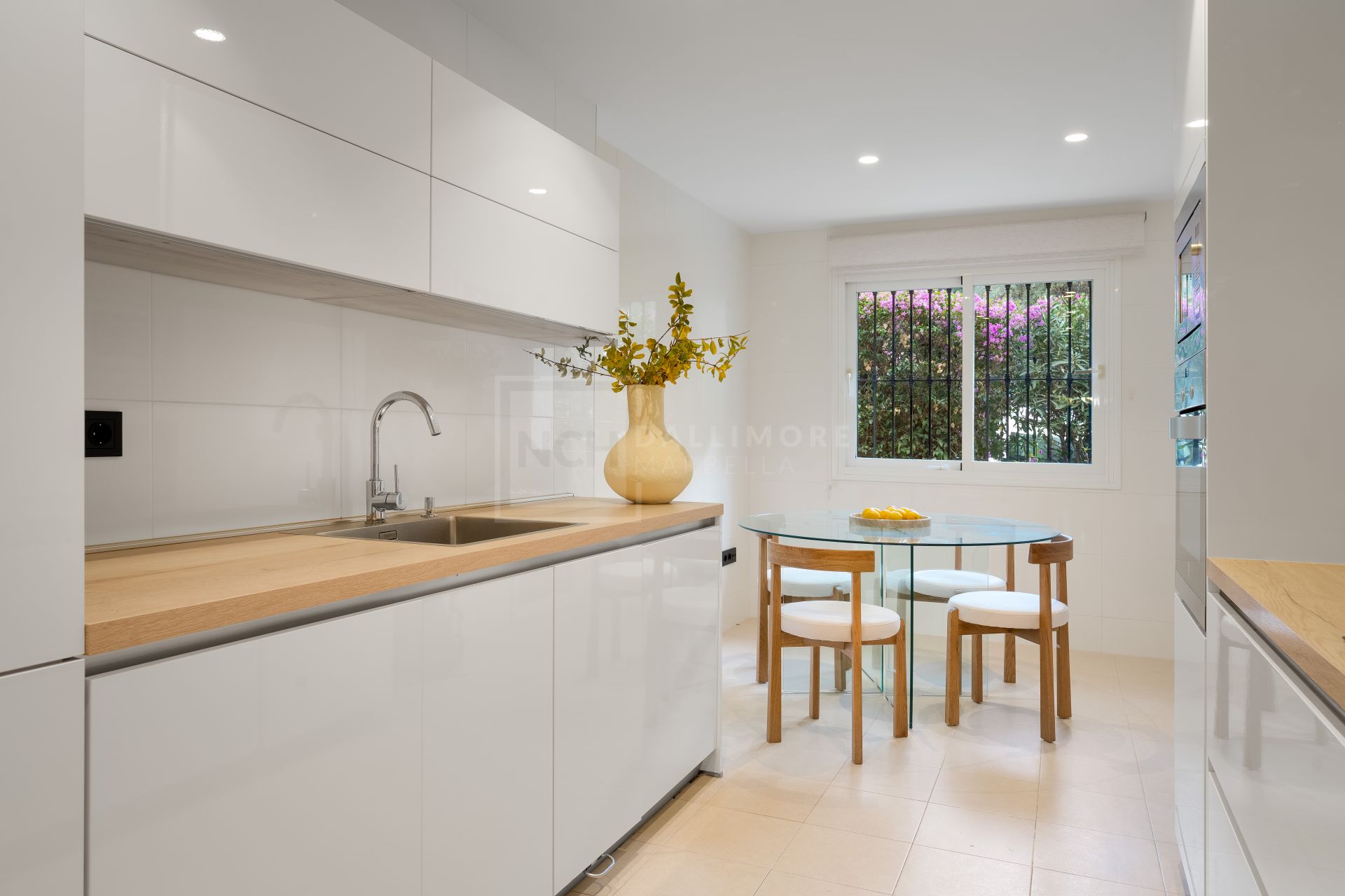 Elegante apartamento de 3 dormitorios con jardín en Sierra Blanca, con piscinas y seguridad 24 horas