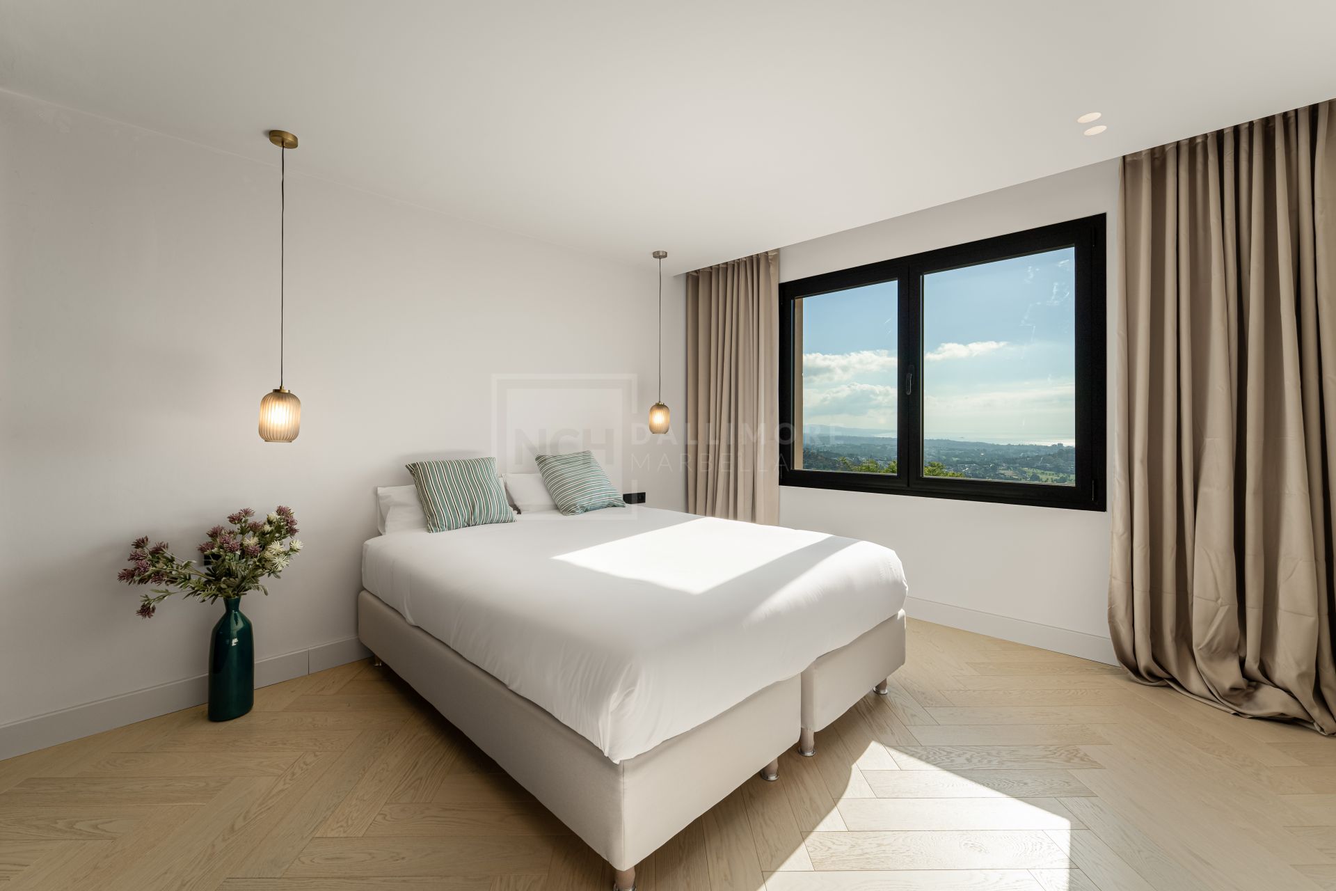 South-Facing 4-Bed Duplex Penthouse With Jacuzzi, Outdoor Kitchen And Sea Views