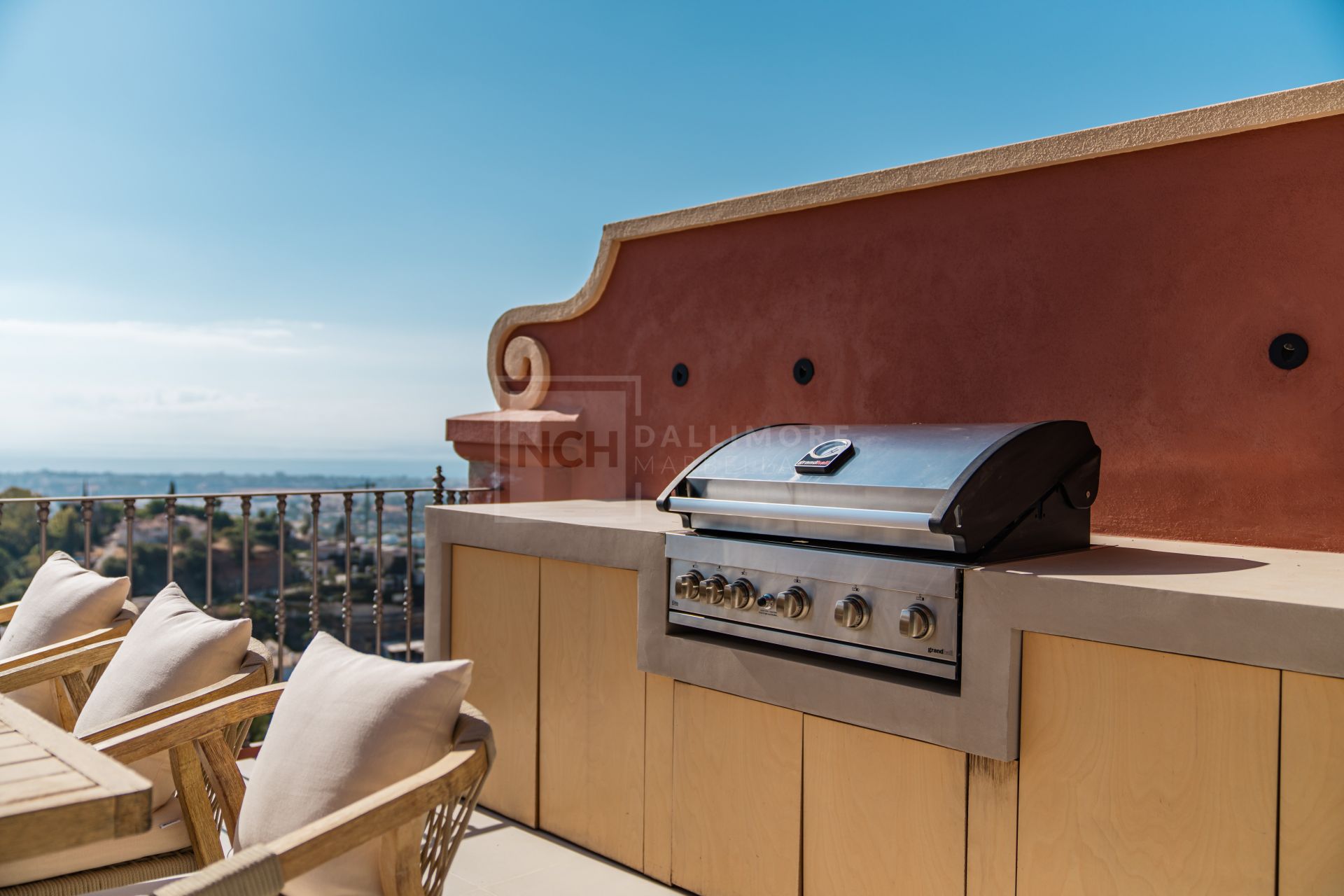 South-Facing 4-Bed Duplex Penthouse With Jacuzzi, Outdoor Kitchen And Sea Views