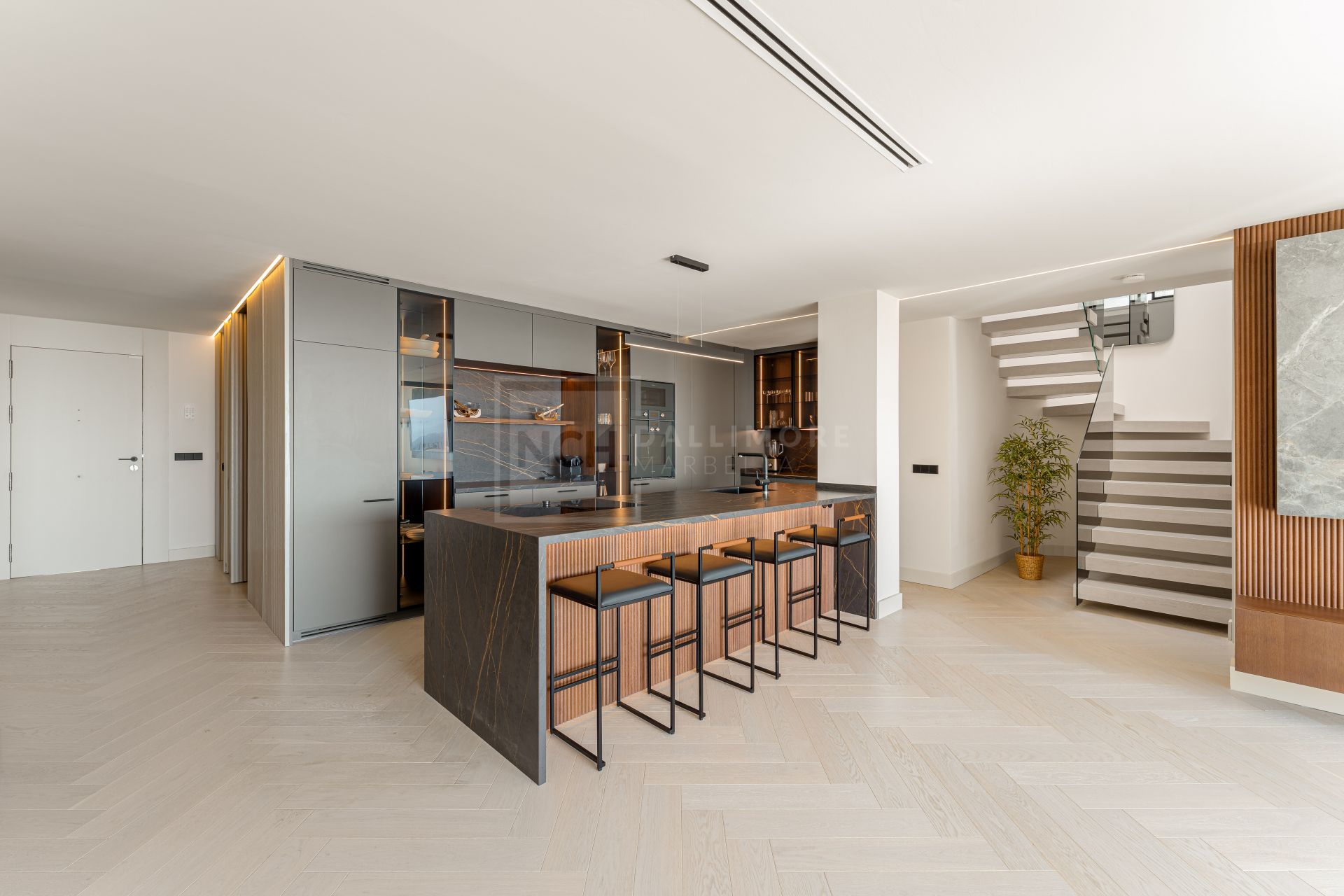 South-Facing 4-Bed Duplex Penthouse With Jacuzzi, Outdoor Kitchen And Sea Views