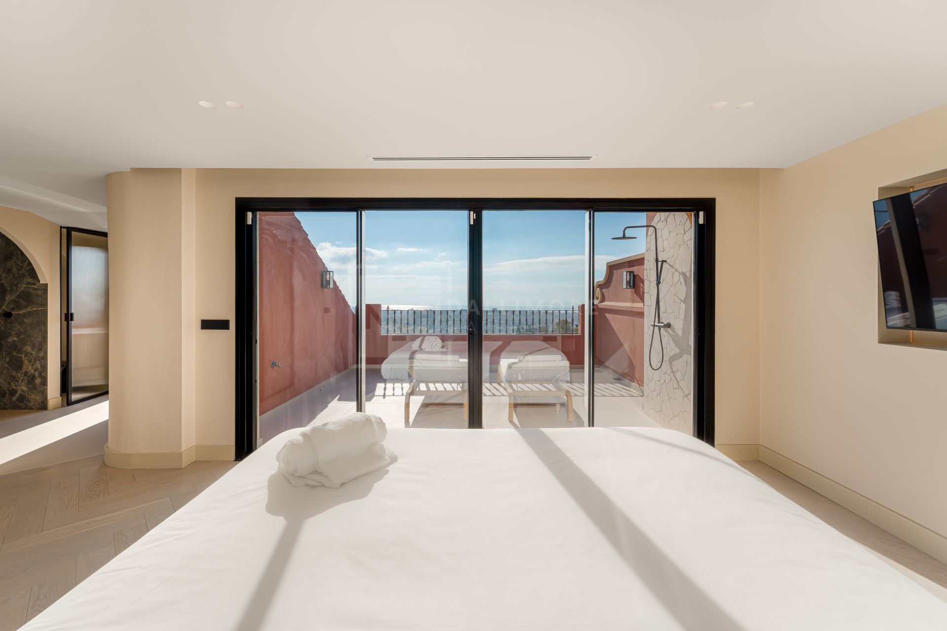 South-Facing 4-Bed Duplex Penthouse With Jacuzzi, Outdoor Kitchen And Sea Views