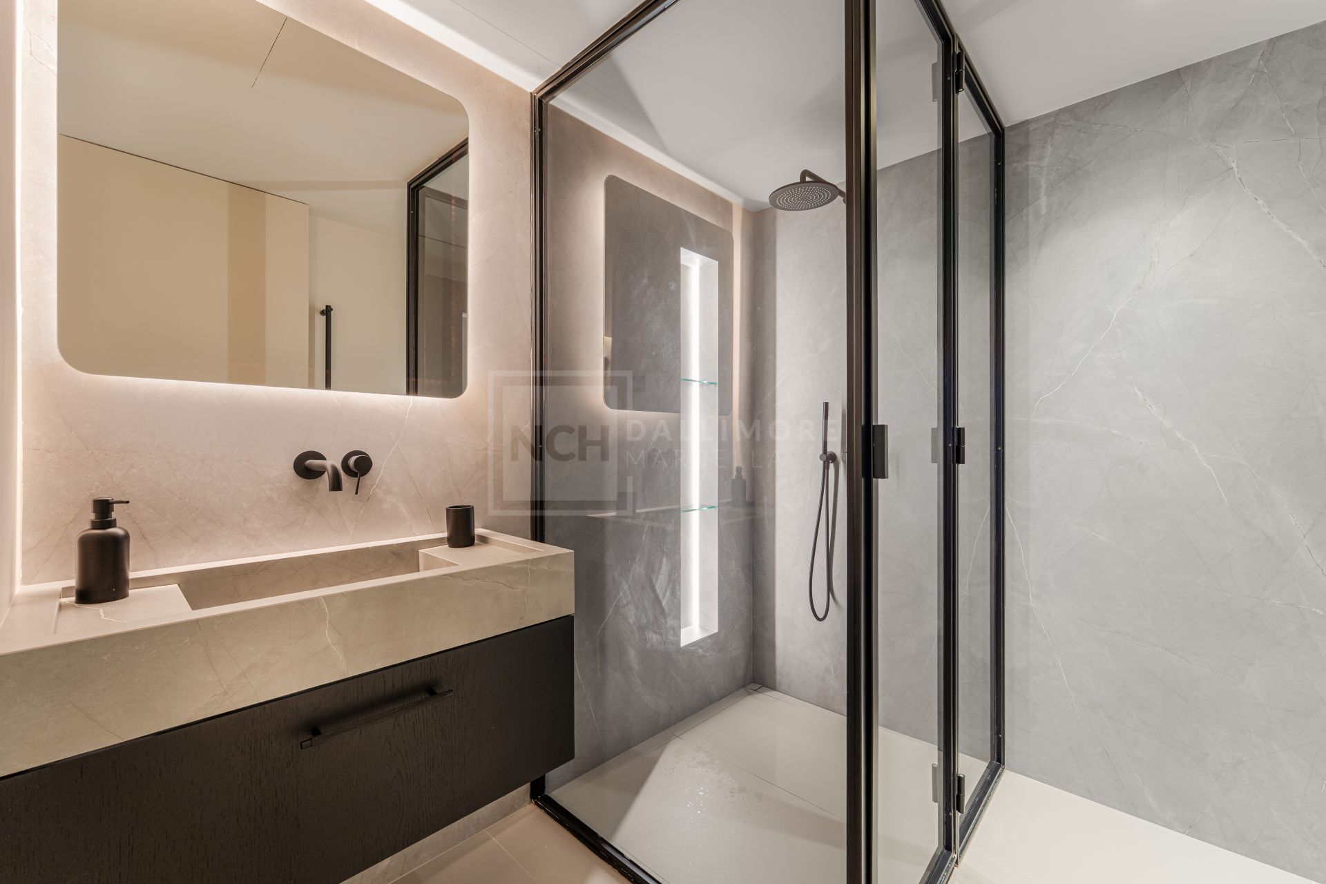 South-Facing 4-Bed Duplex Penthouse With Jacuzzi, Outdoor Kitchen And Sea Views