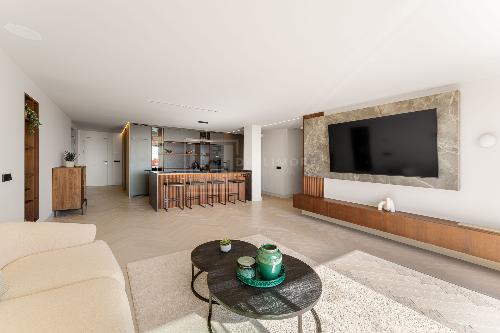 South-Facing 4-Bed Duplex Penthouse With Jacuzzi, Outdoor Kitchen And Sea Views