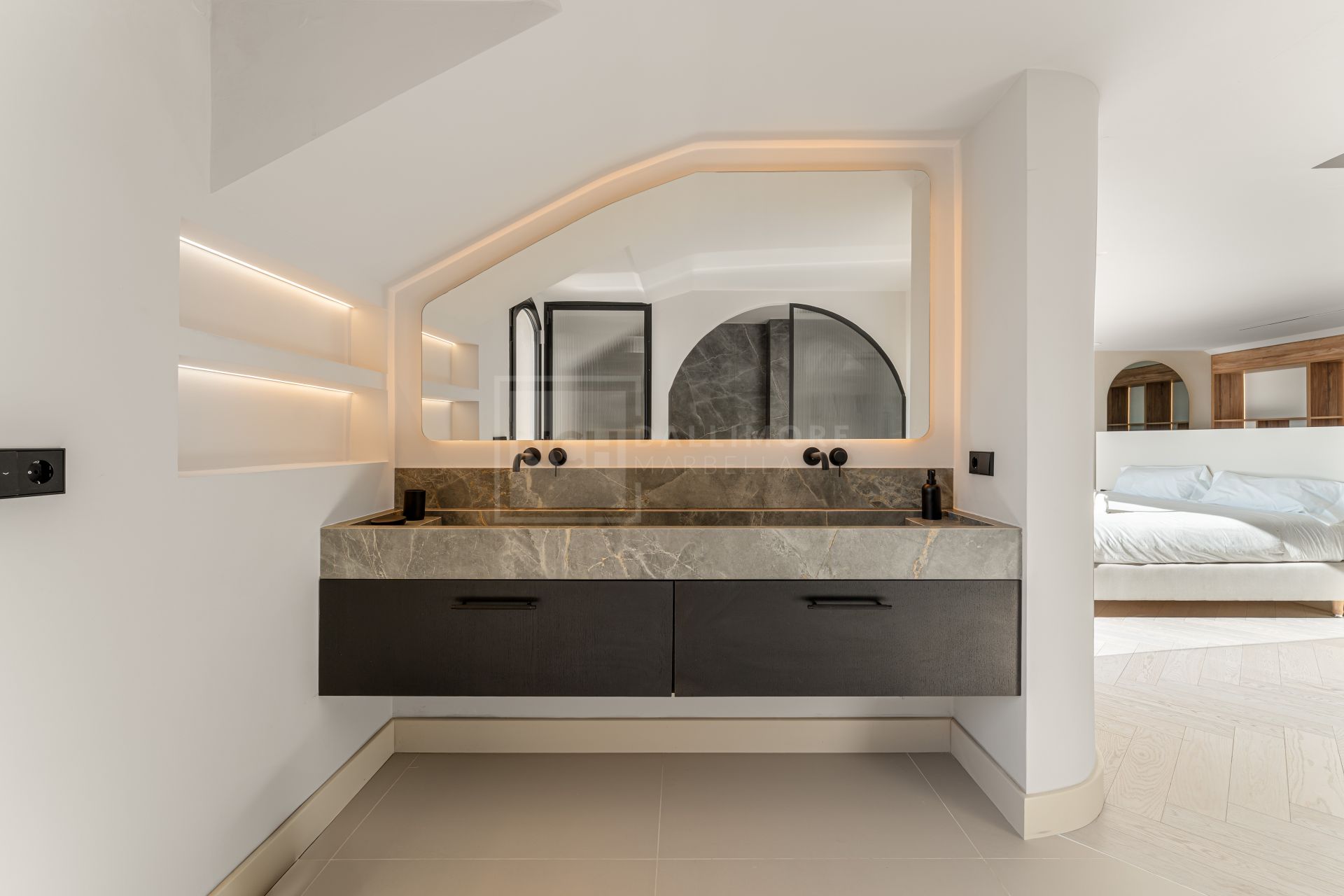 South-Facing 4-Bed Duplex Penthouse With Jacuzzi, Outdoor Kitchen And Sea Views