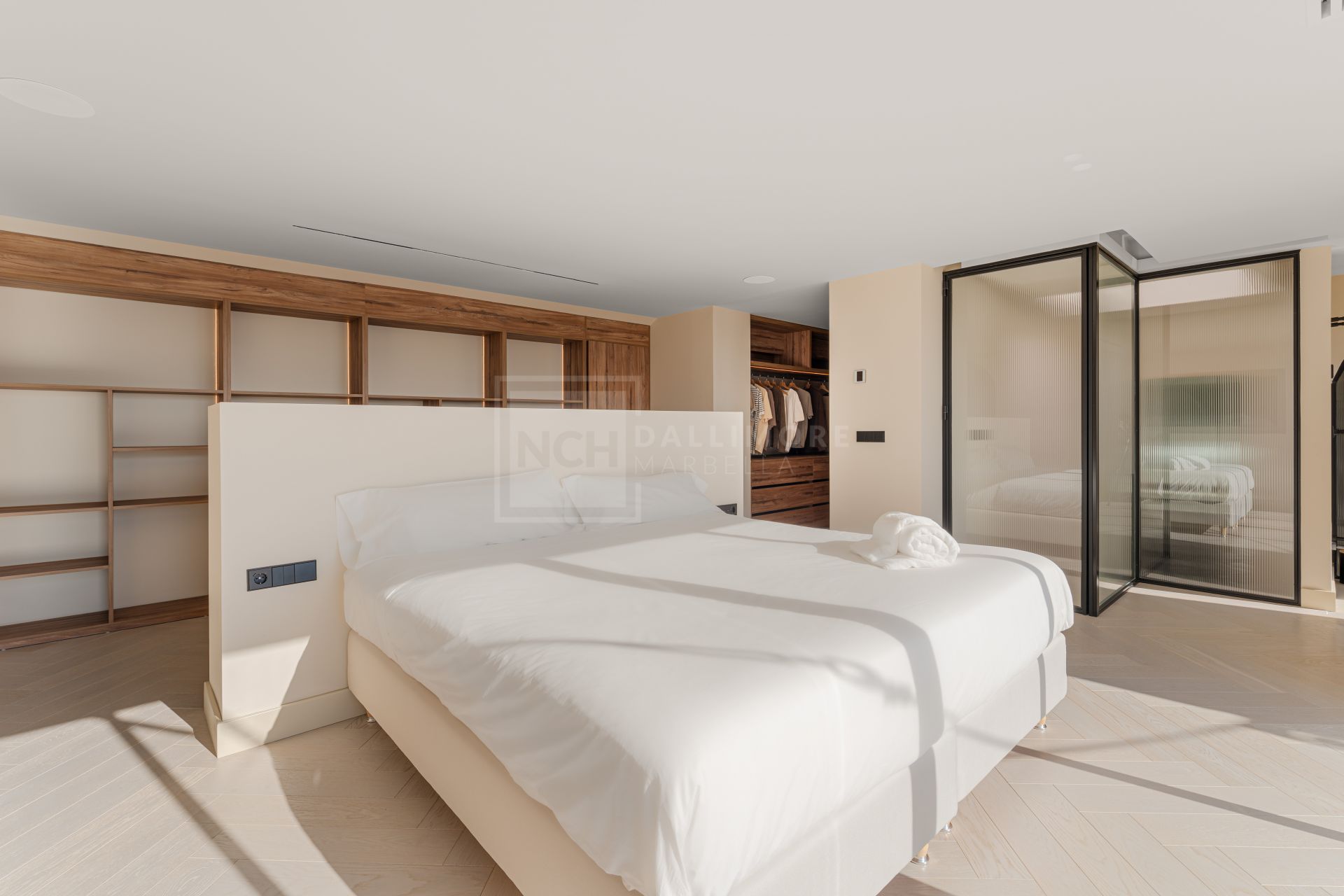 South-Facing 4-Bed Duplex Penthouse With Jacuzzi, Outdoor Kitchen And Sea Views