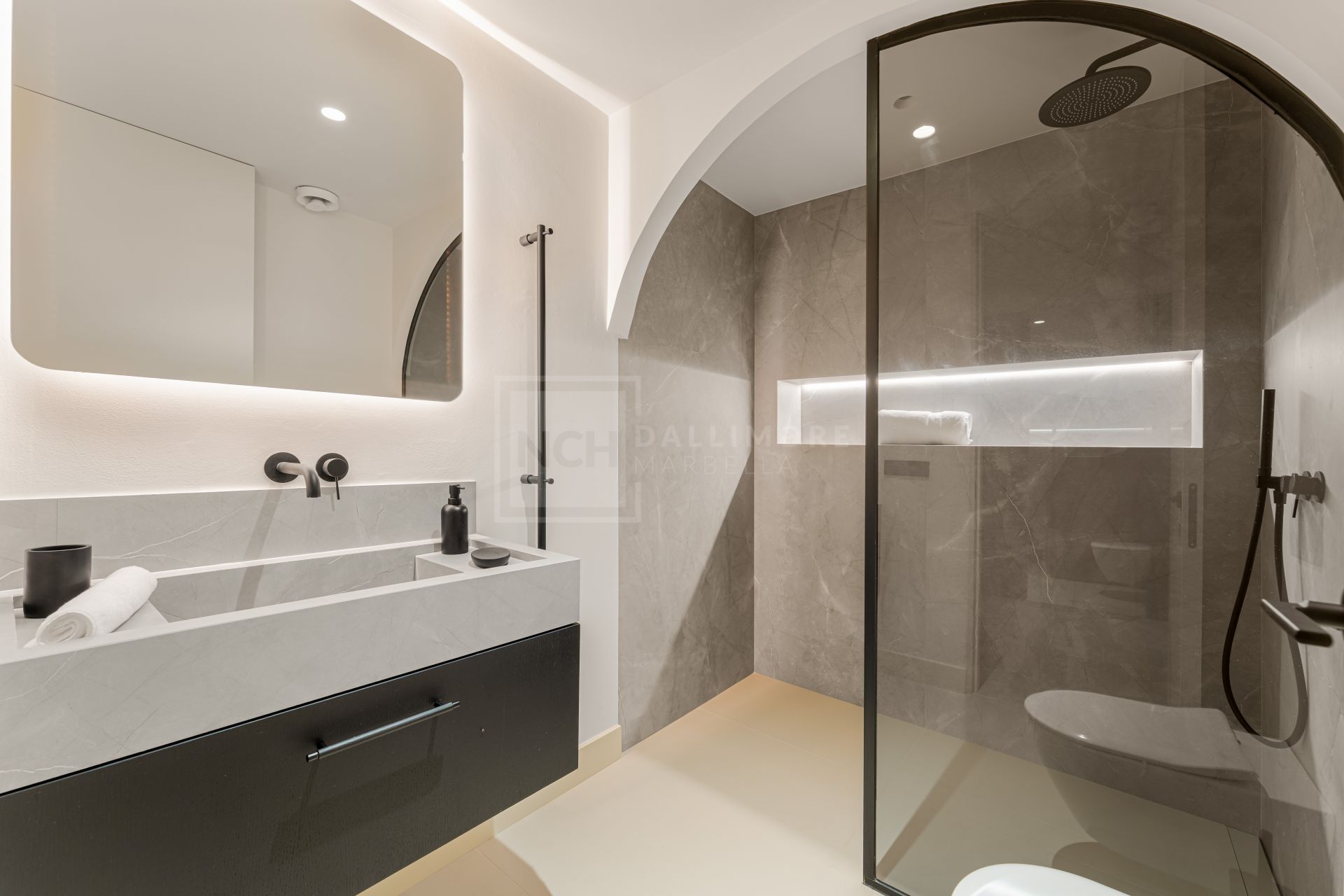 South-Facing 4-Bed Duplex Penthouse With Jacuzzi, Outdoor Kitchen And Sea Views
