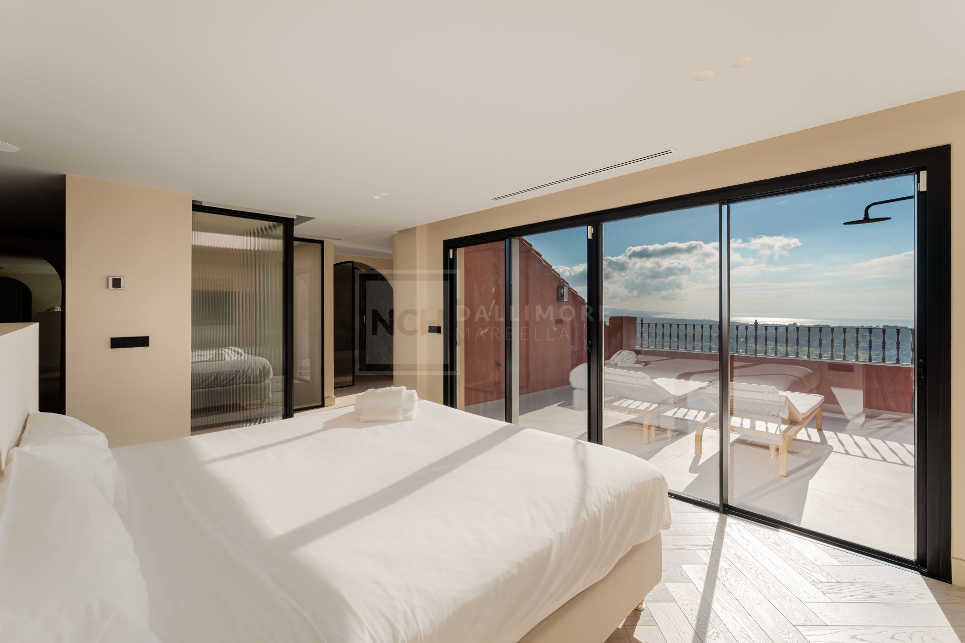 South-Facing 4-Bed Duplex Penthouse With Jacuzzi, Outdoor Kitchen And Sea Views