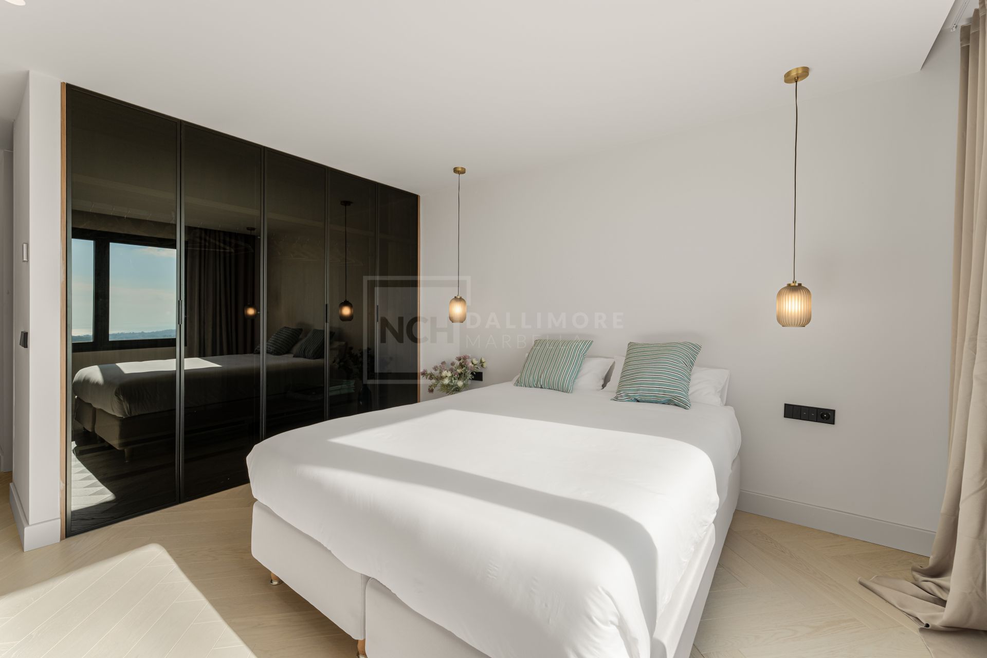 South-Facing 4-Bed Duplex Penthouse With Jacuzzi, Outdoor Kitchen And Sea Views