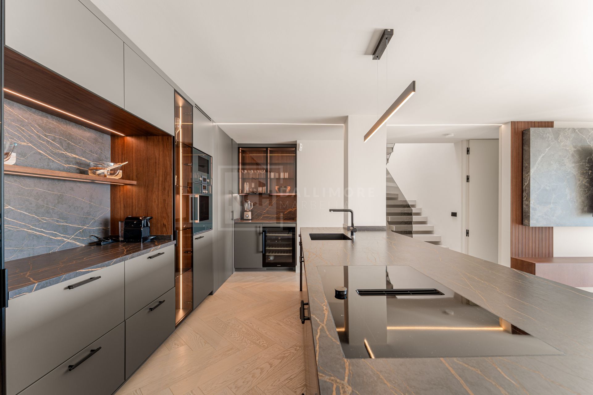 South-Facing 4-Bed Duplex Penthouse With Jacuzzi, Outdoor Kitchen And Sea Views