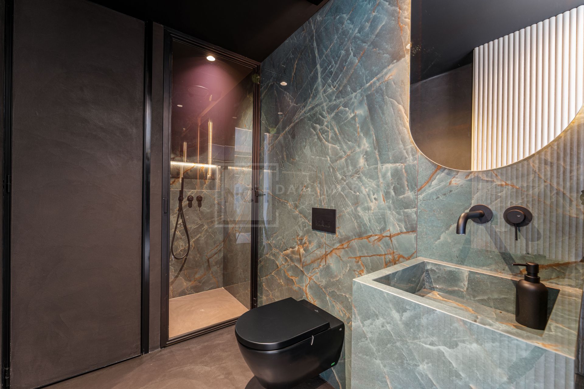 South-Facing 4-Bed Duplex Penthouse With Jacuzzi, Outdoor Kitchen And Sea Views