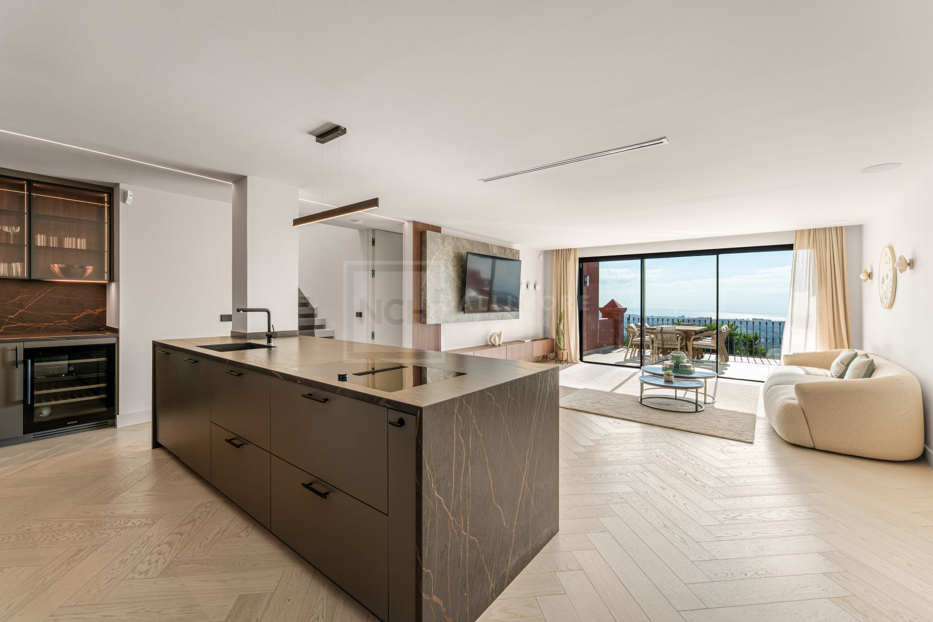 South-Facing 4-Bed Duplex Penthouse With Jacuzzi, Outdoor Kitchen And Sea Views