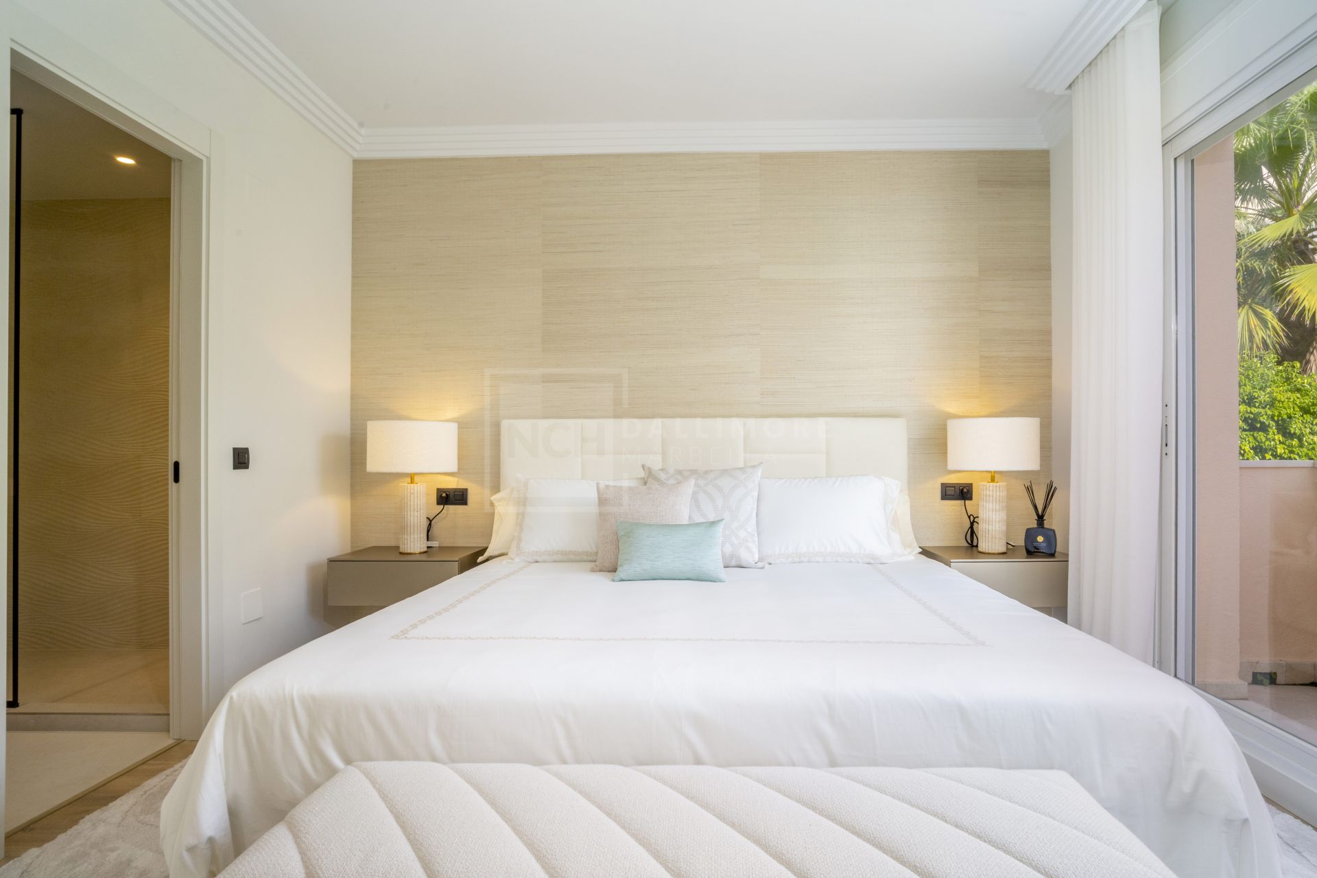 Panoramic Sea-View Penthouse With 4 En-Suite Bedrooms in Nueva Andalucía