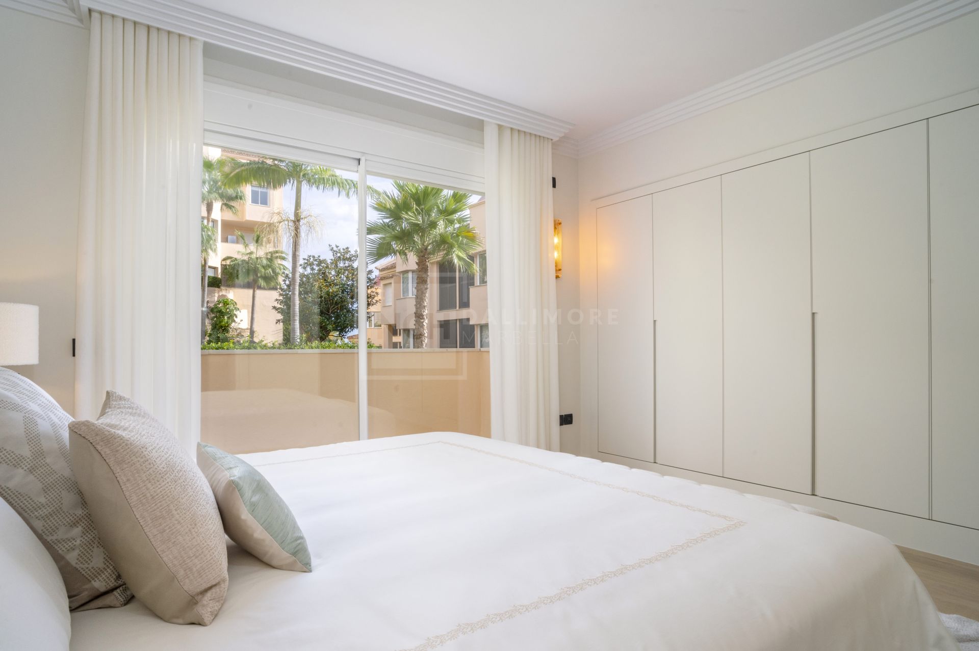 Panoramic Sea-View Penthouse With 4 En-Suite Bedrooms in Nueva Andalucía
