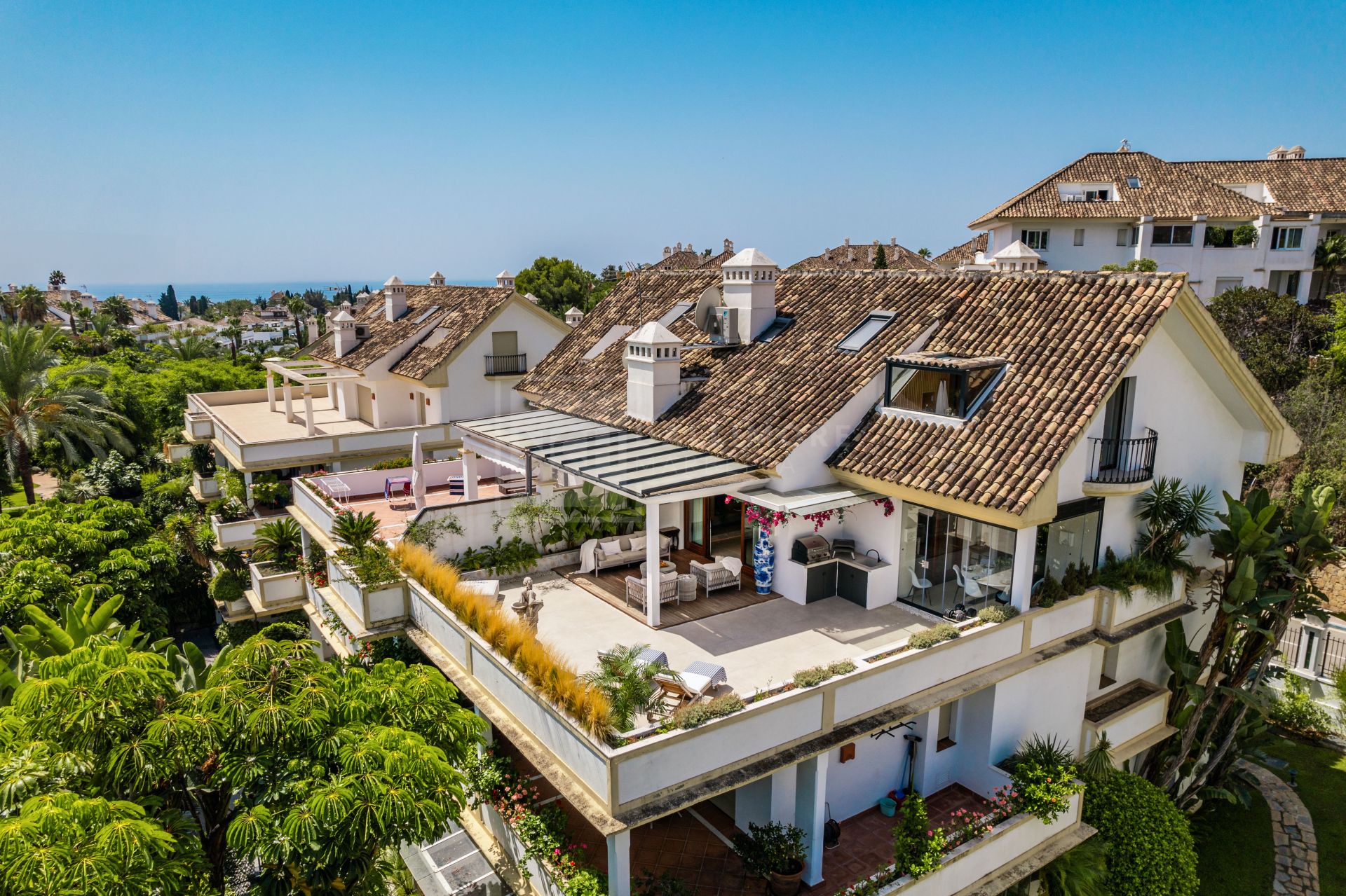 Ático dúplex con 3 dormitorios en suite en la Milla de Oro de Marbella, vistas a La Concha.