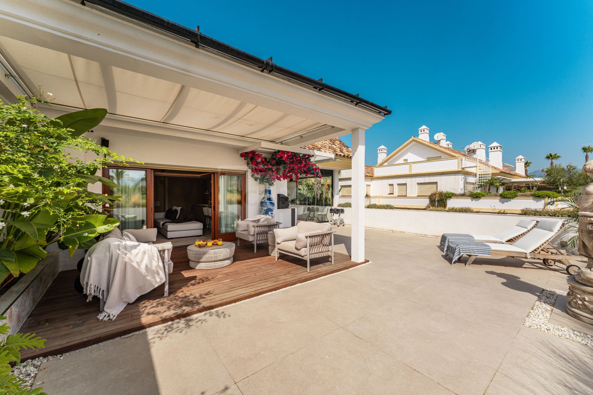 Ático dúplex con 3 dormitorios en suite en la Milla de Oro de Marbella, vistas a La Concha.