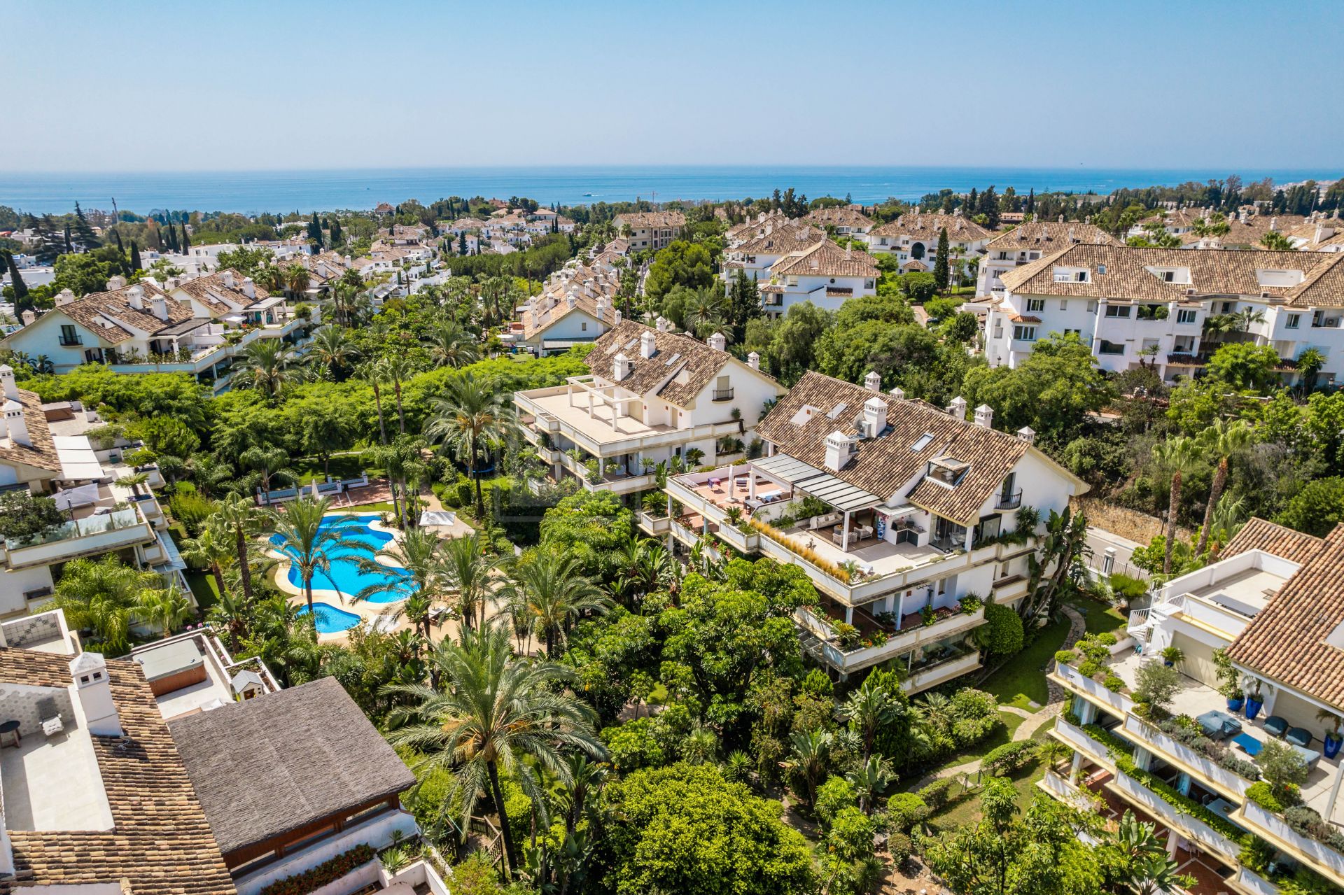 Ático dúplex con 3 dormitorios en suite en la Milla de Oro de Marbella, vistas a La Concha.
