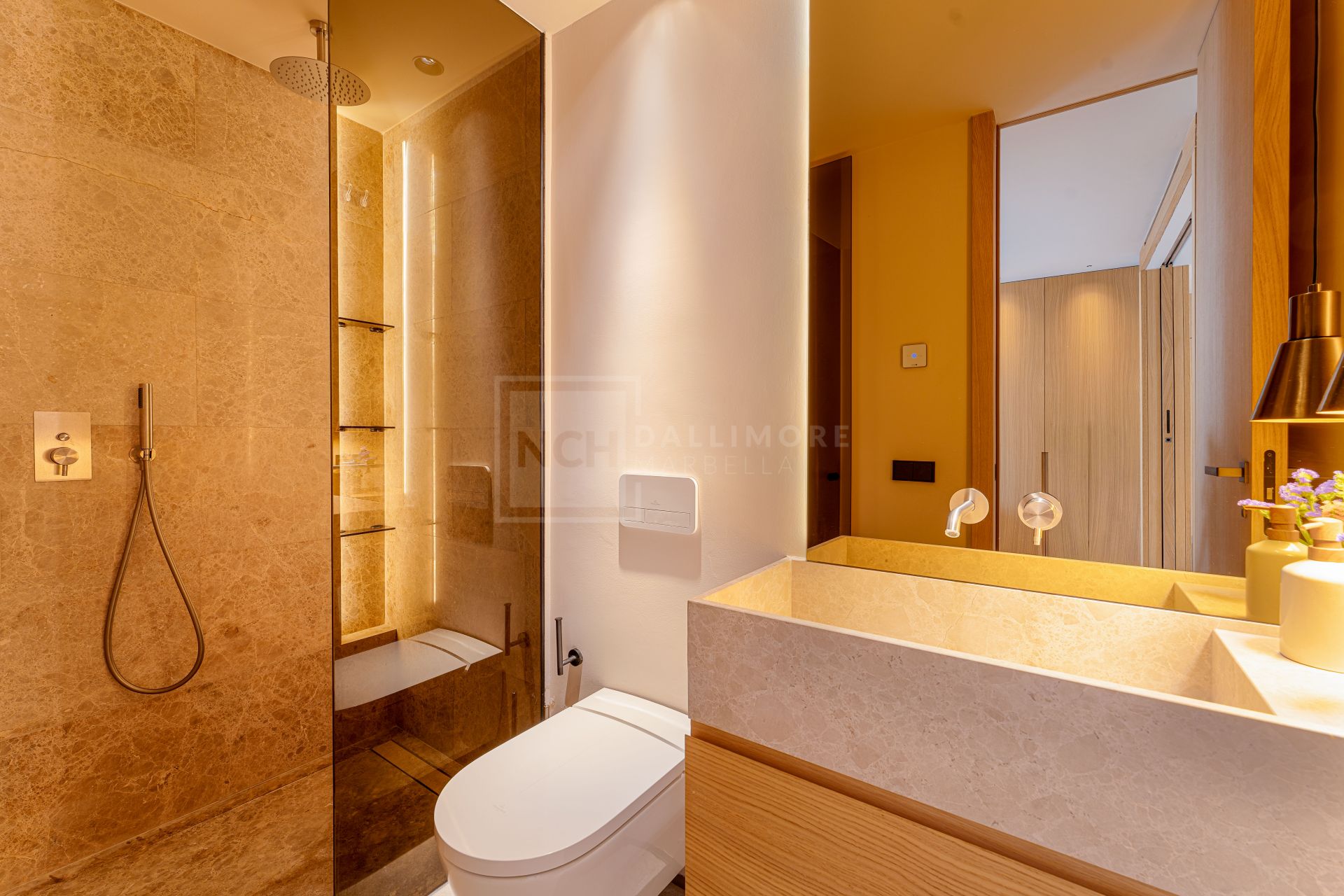 Ático dúplex con 3 dormitorios en suite en la Milla de Oro de Marbella, vistas a La Concha.