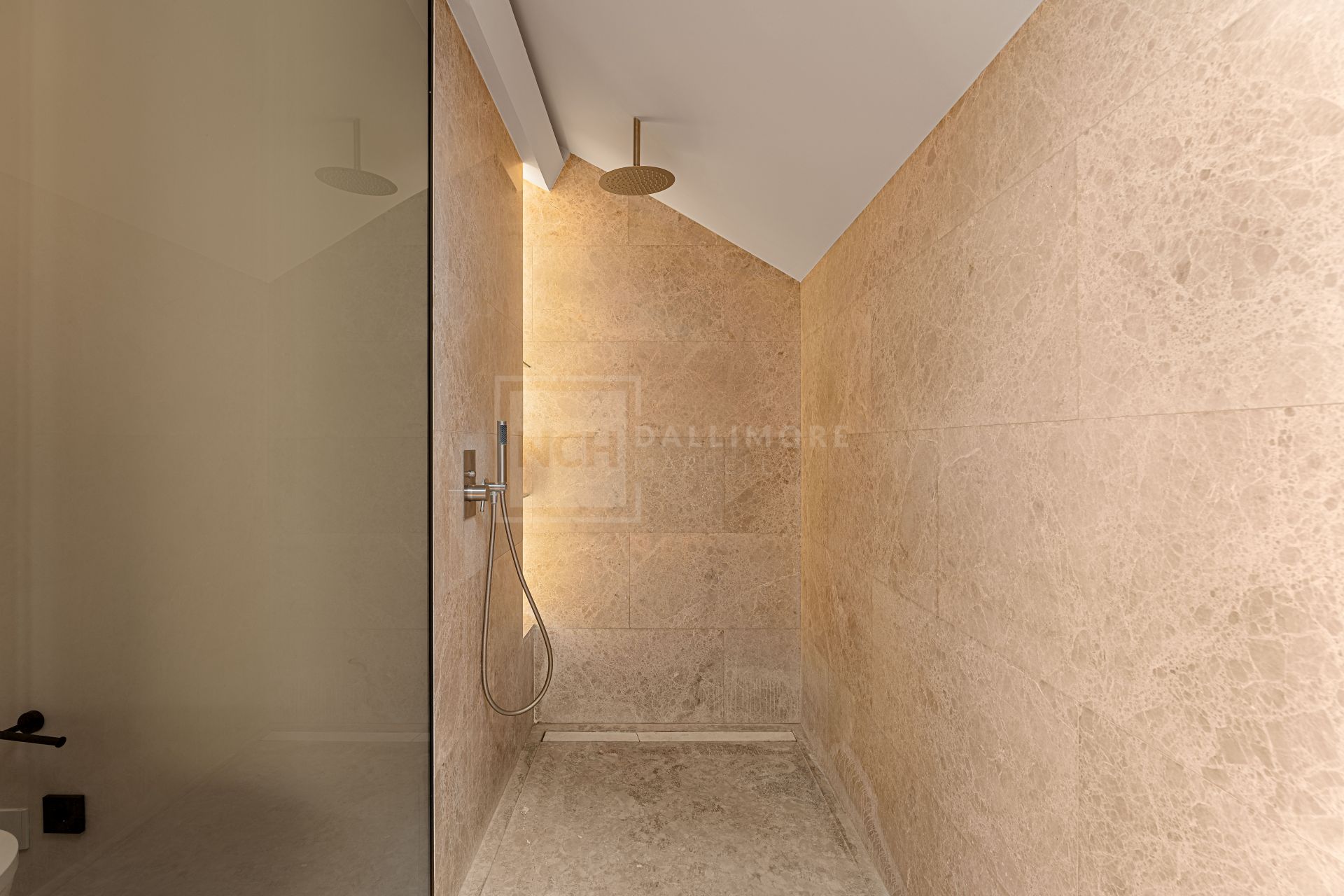 Ático dúplex con 3 dormitorios en suite en la Milla de Oro de Marbella, vistas a La Concha.