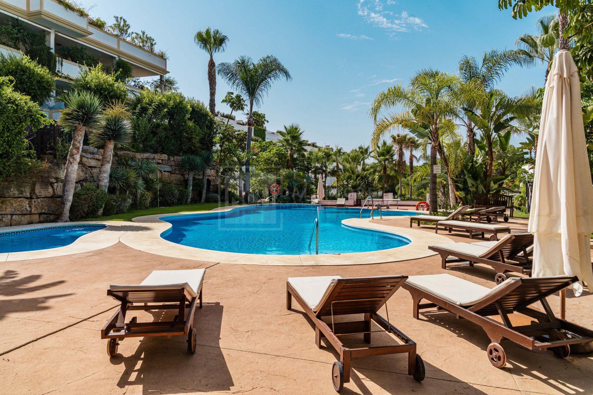 Ático dúplex con 3 dormitorios en suite en la Milla de Oro de Marbella, vistas a La Concha.