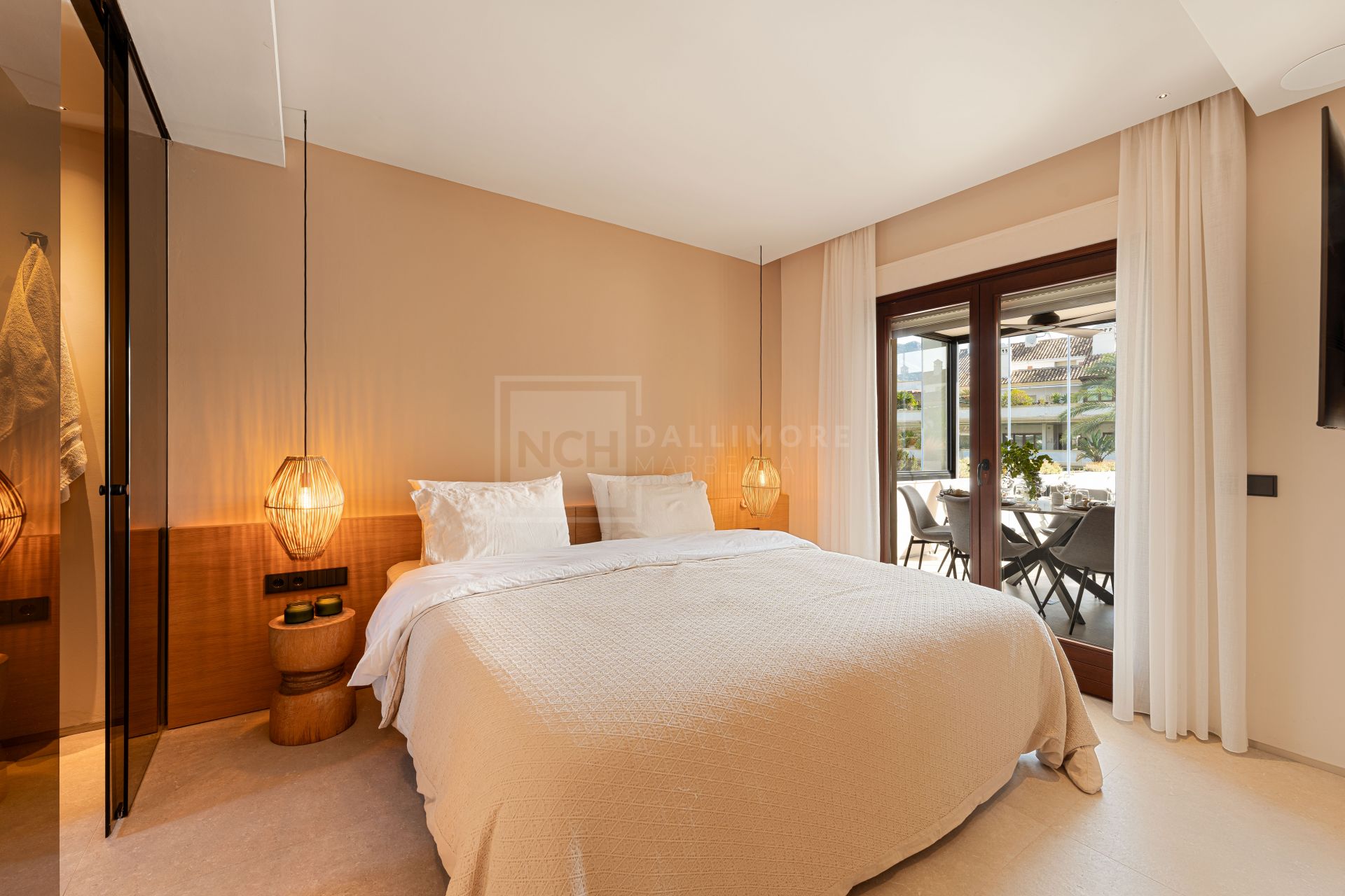 Ático dúplex con 3 dormitorios en suite en la Milla de Oro de Marbella, vistas a La Concha.