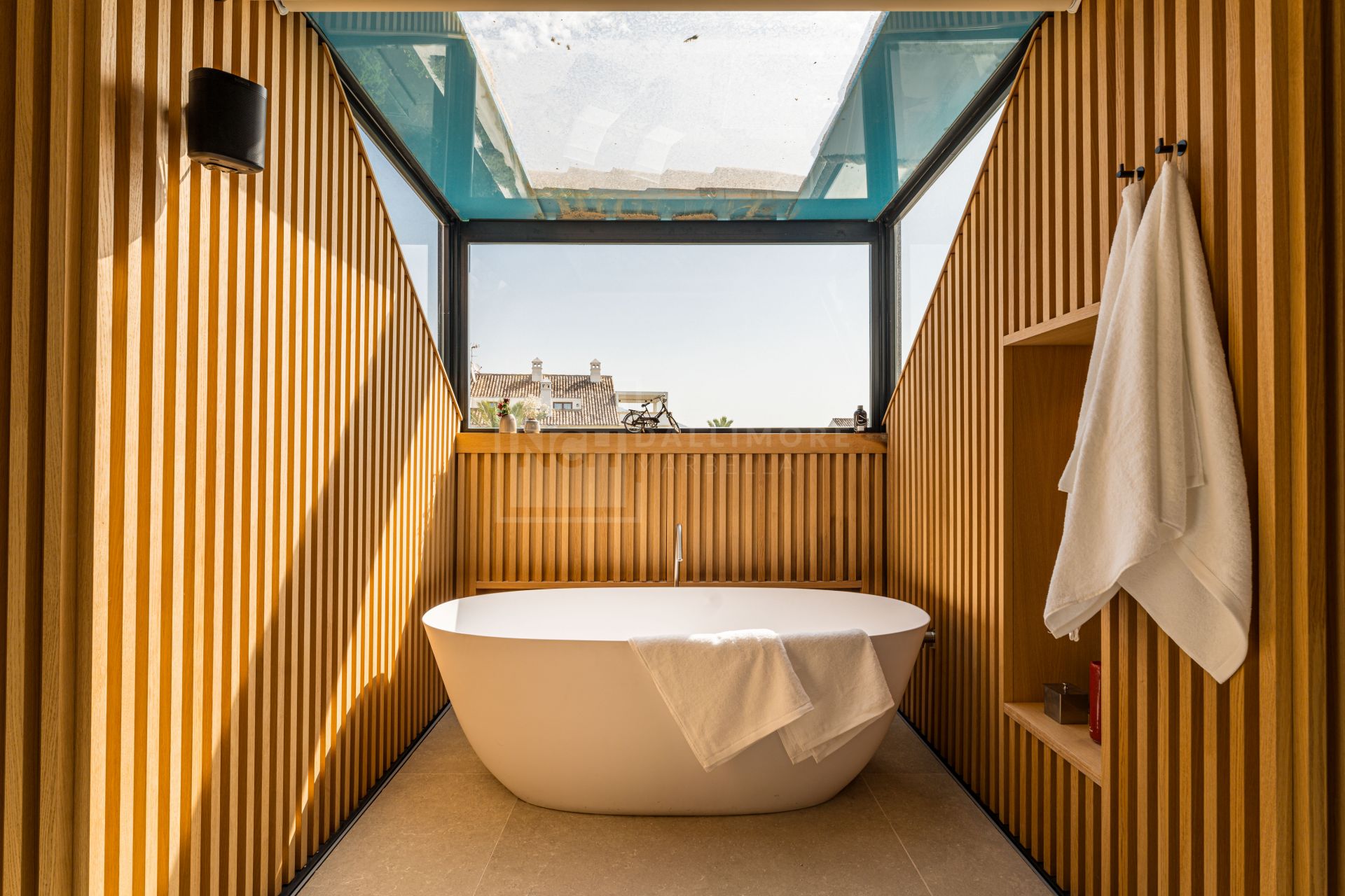 Ático dúplex con 3 dormitorios en suite en la Milla de Oro de Marbella, vistas a La Concha.