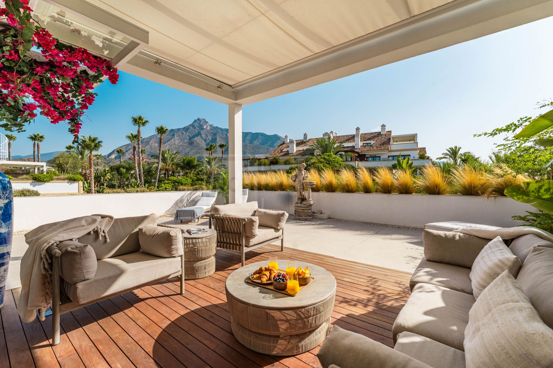 Ático dúplex con 3 dormitorios en suite en la Milla de Oro de Marbella, vistas a La Concha.