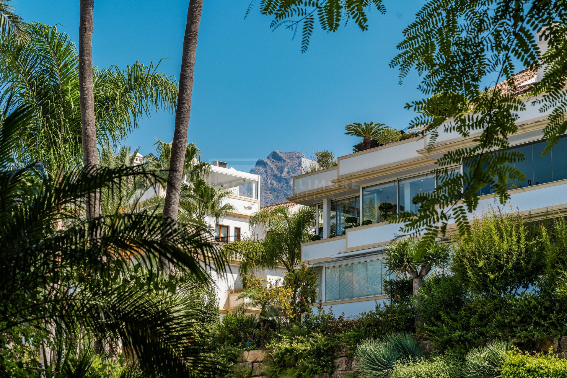 Ático dúplex con 3 dormitorios en suite en la Milla de Oro de Marbella, vistas a La Concha.