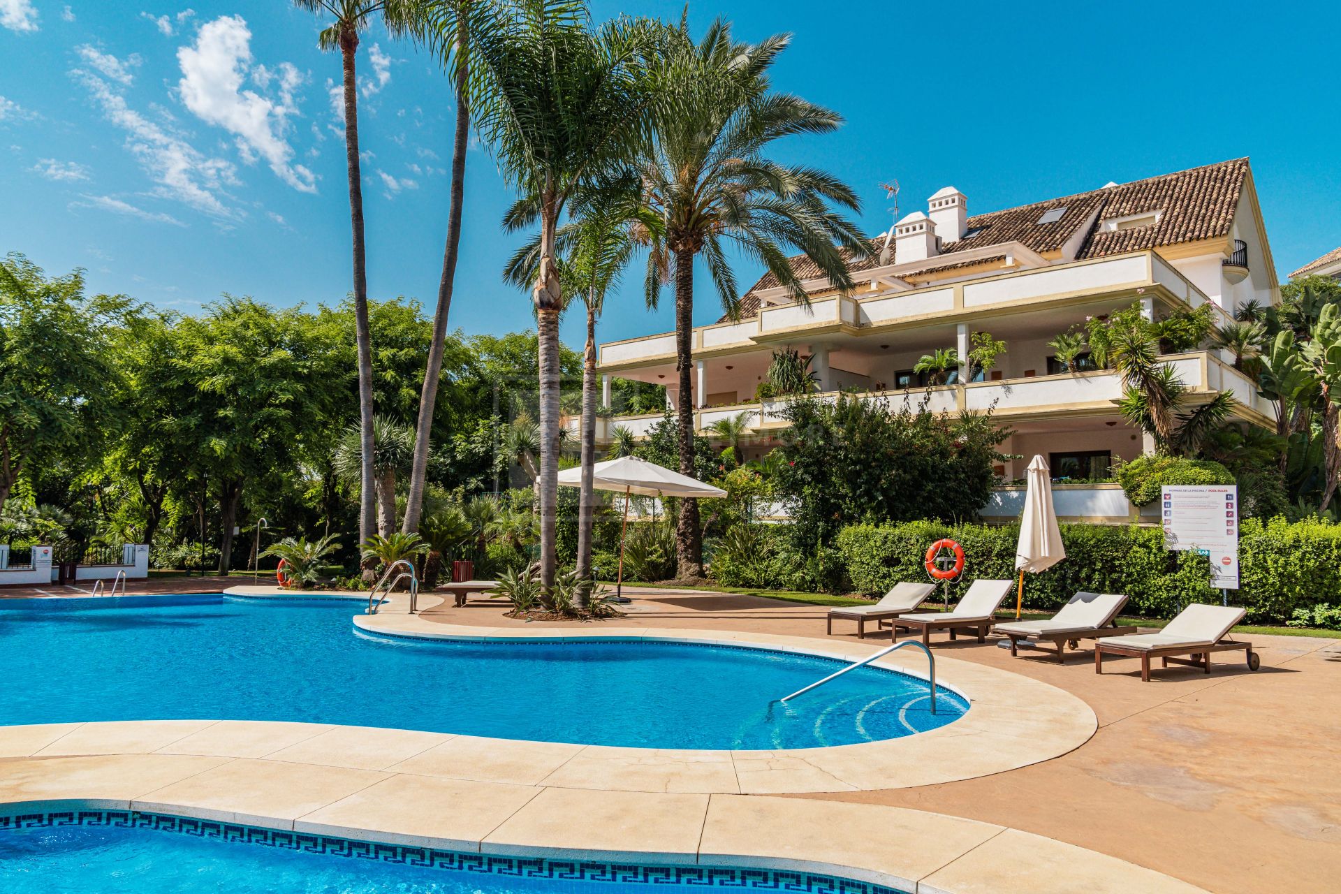 Ático dúplex con 3 dormitorios en suite en la Milla de Oro de Marbella, vistas a La Concha.