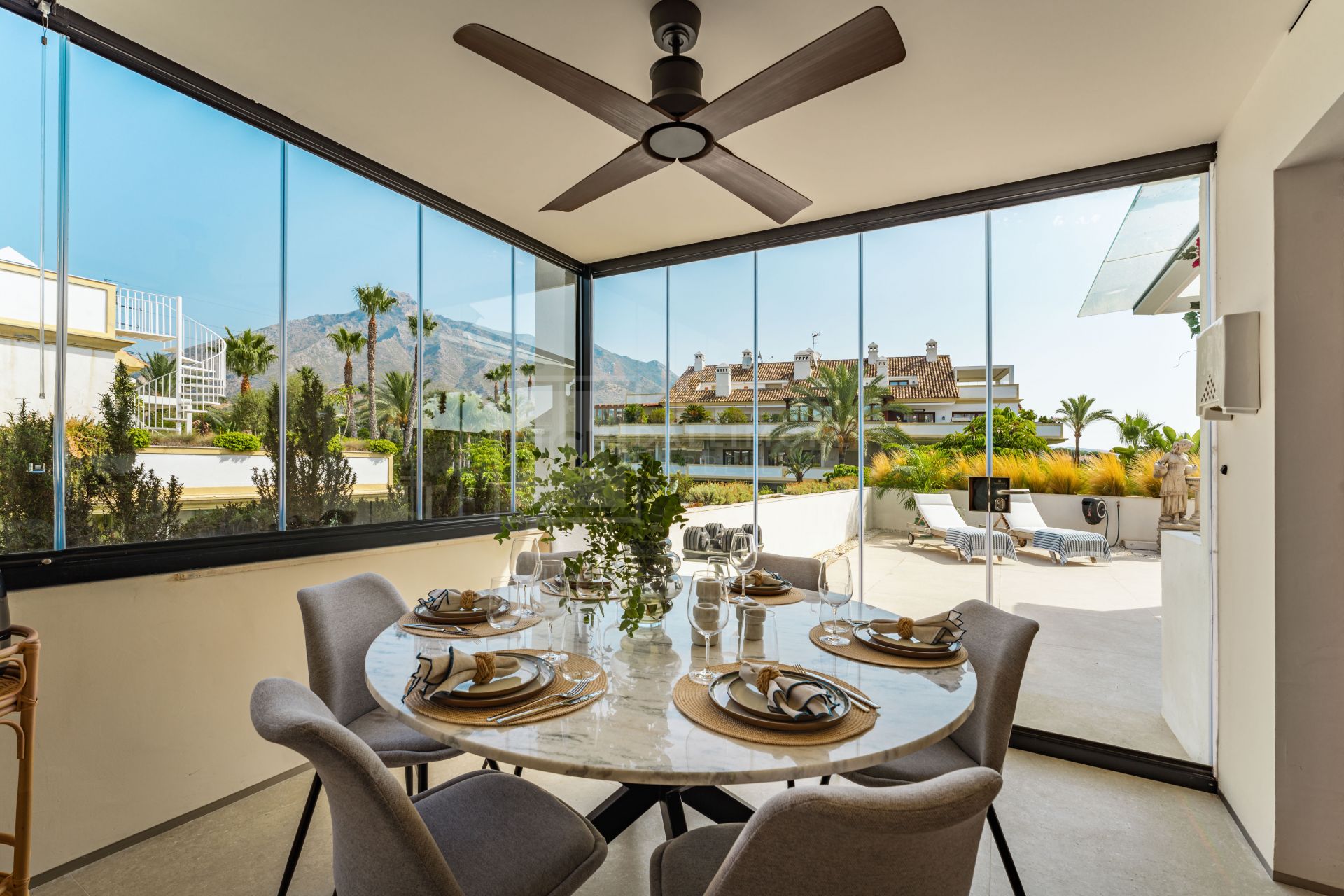 Ático dúplex con 3 dormitorios en suite en la Milla de Oro de Marbella, vistas a La Concha.