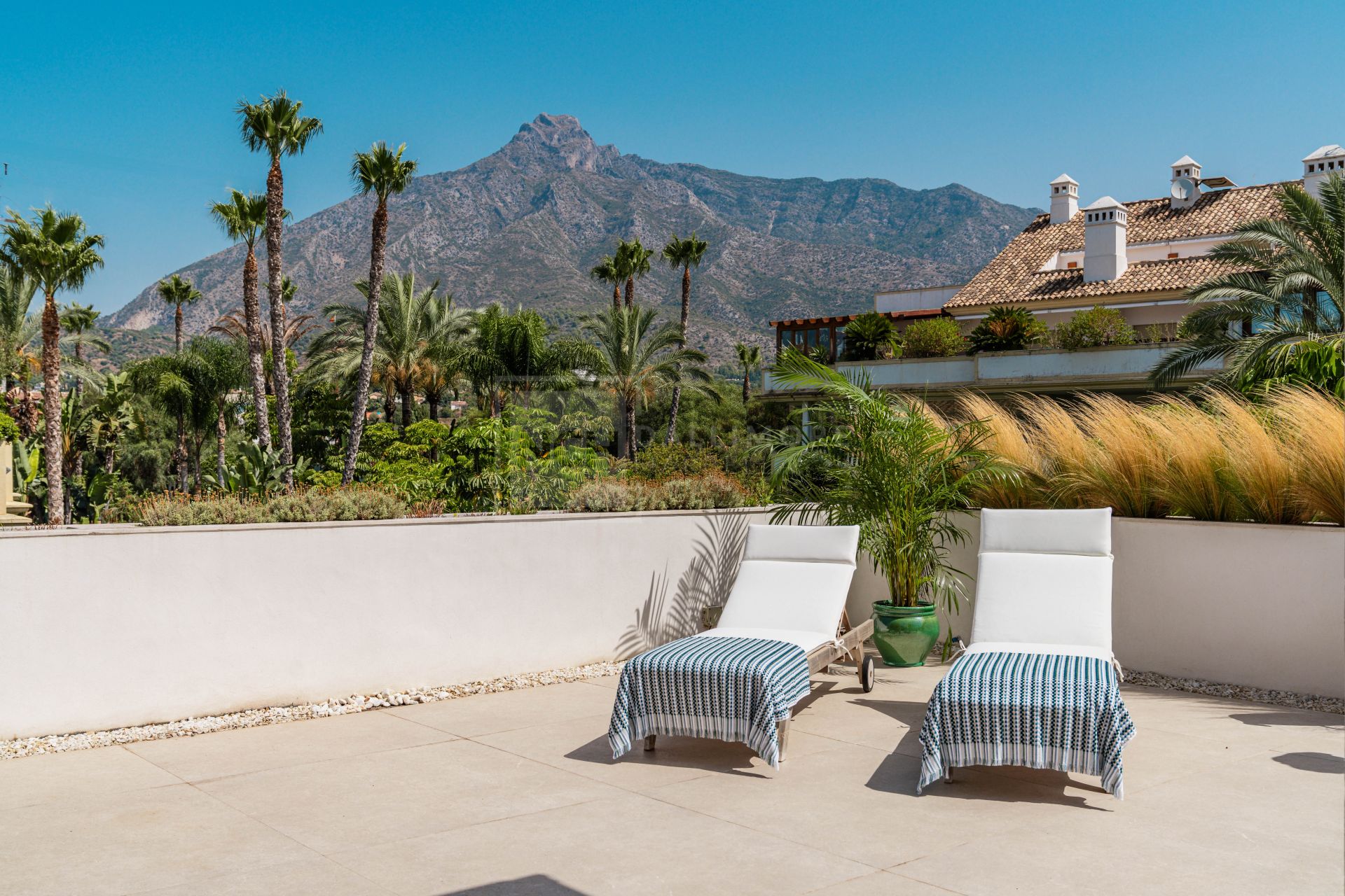 Ático dúplex con 3 dormitorios en suite en la Milla de Oro de Marbella, vistas a La Concha.