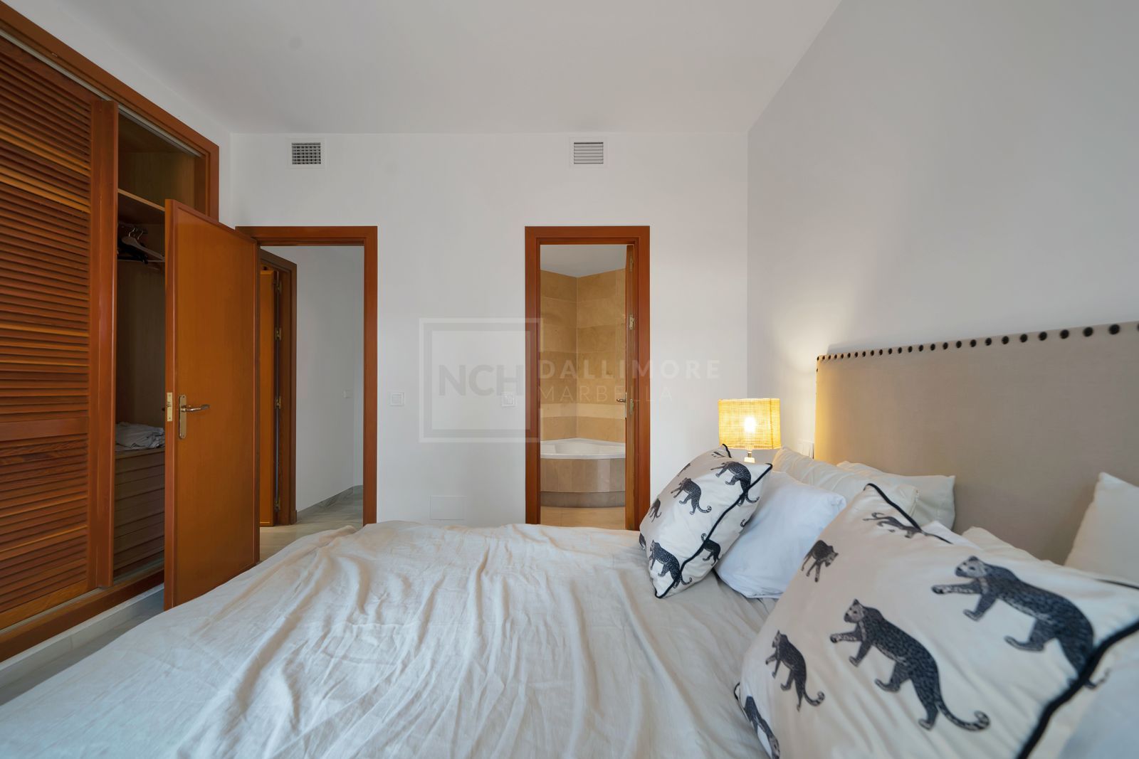 Apartamento orientado al oeste, situado en planta media de la exclusiva urbanización cerrada
