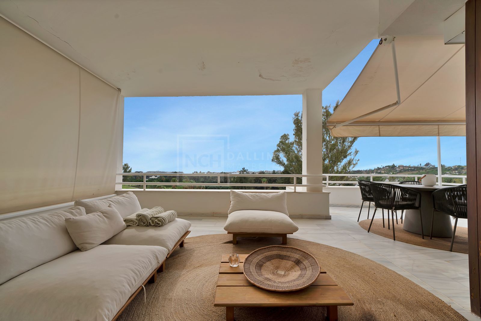Apartamento orientado al oeste, situado en planta media de la exclusiva urbanización cerrada