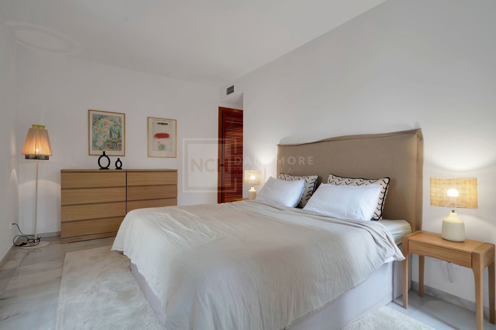 Apartamento orientado al oeste, situado en planta media de la exclusiva urbanización cerrada
